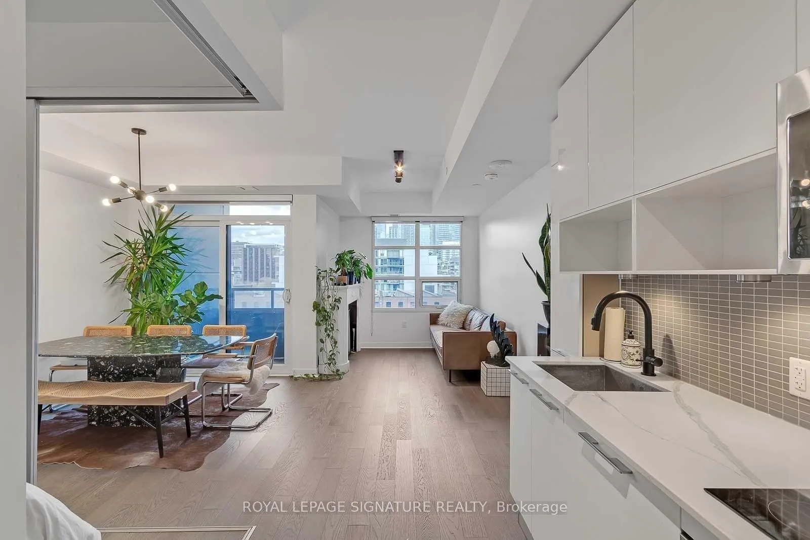 Front of Unit 804, 501 Adelaide Street W