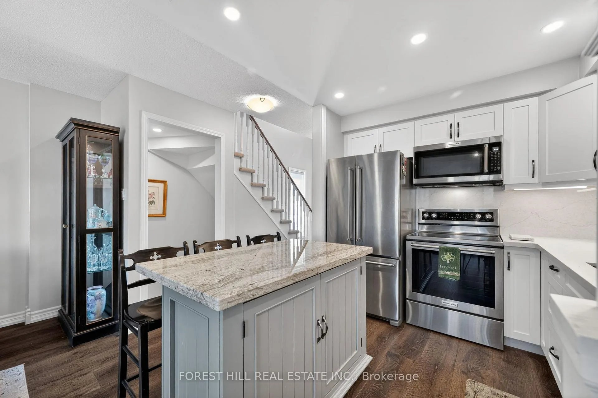 Photo 4 of Unit 4, 667 Macnab Gate, Newmarket, Gorham-College Manor — HOMEH