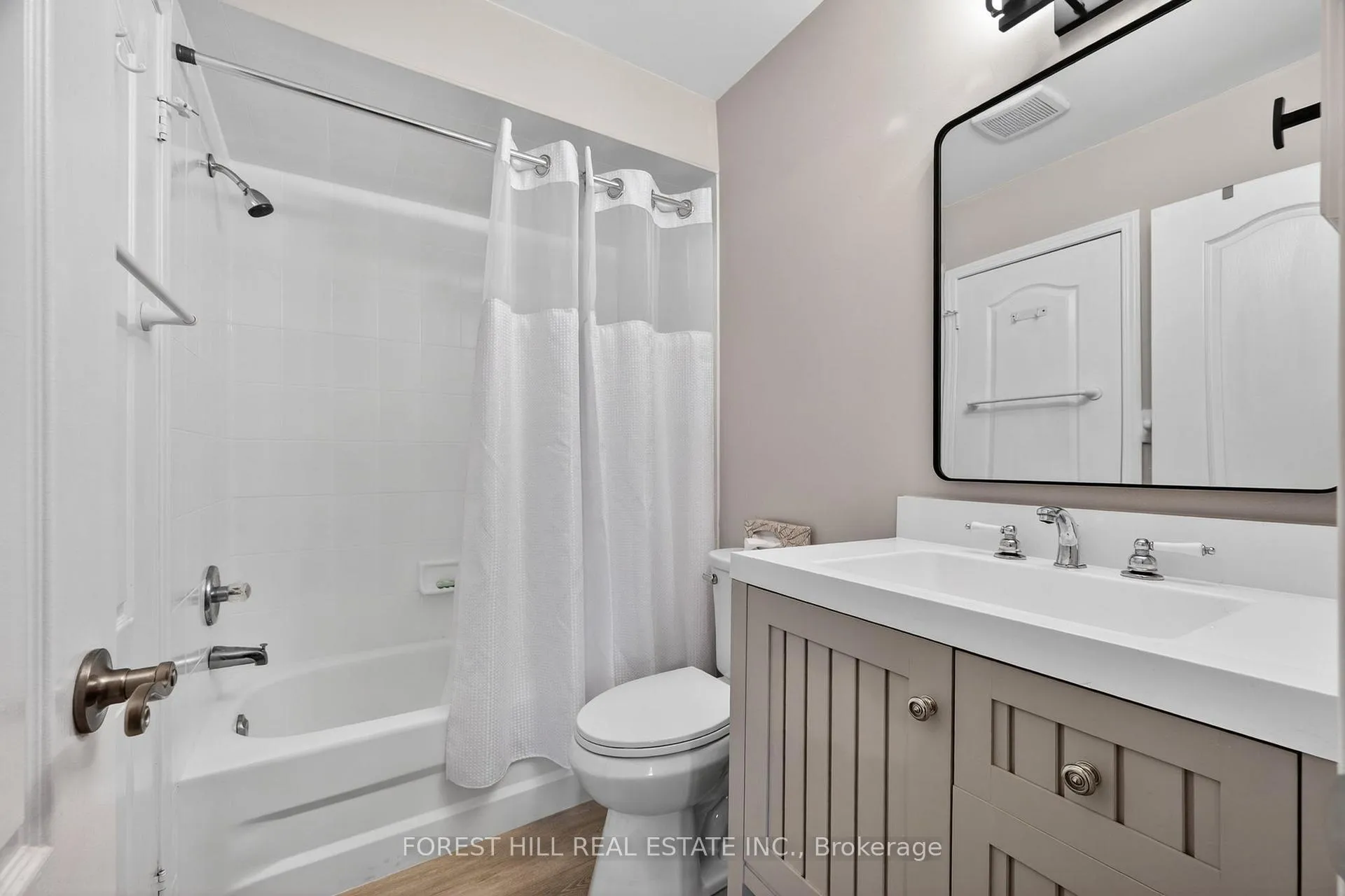 Photo 15 of Unit 4, 667 Macnab Gate, Newmarket, Gorham-College Manor — HOMEH