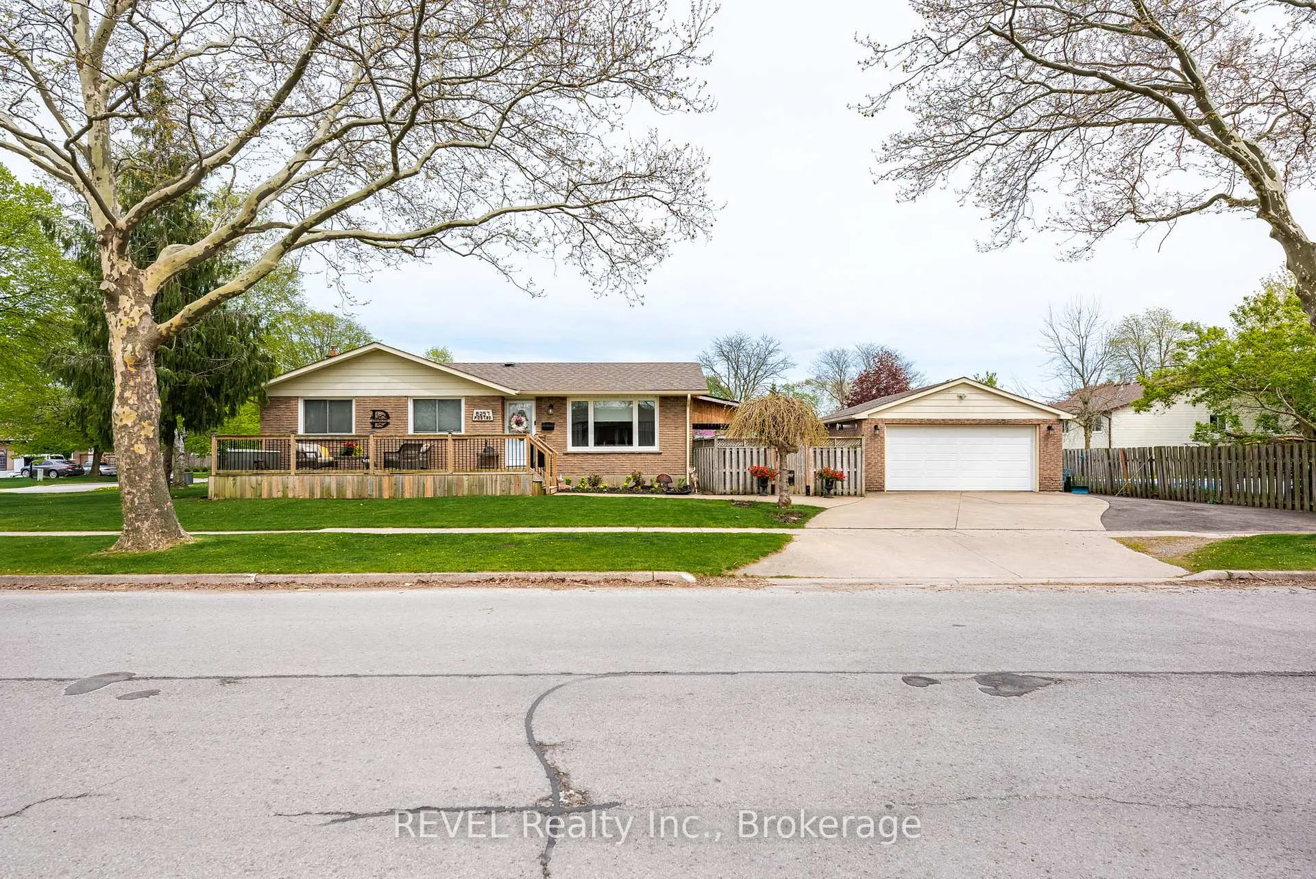 Photo 1 of 8257 Post Road, Niagara Falls, Ascot — HOMEH