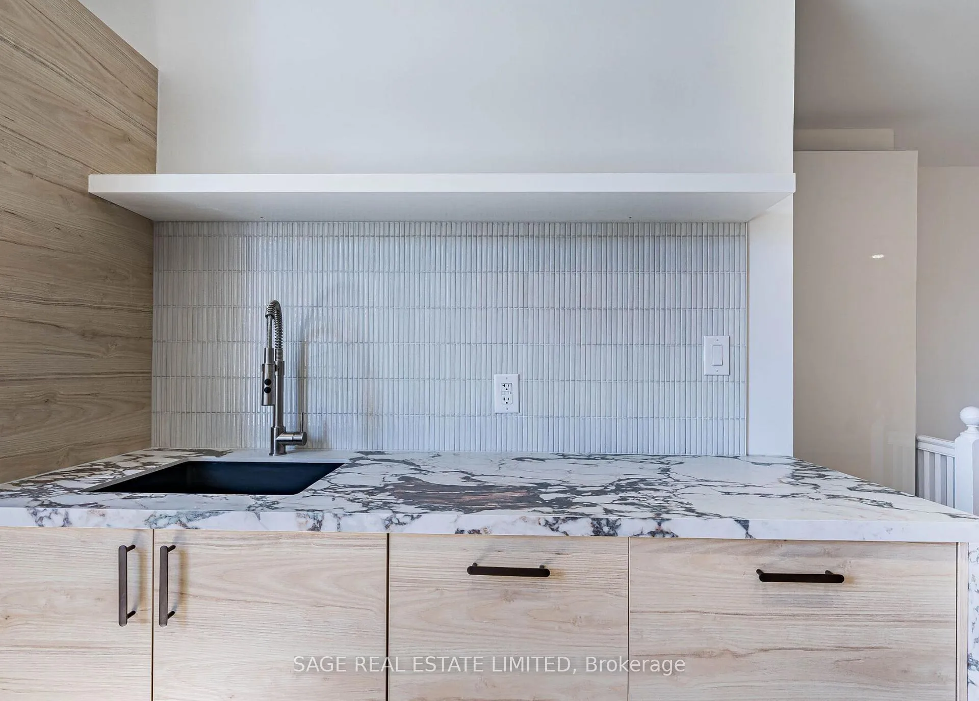 Photo 4 of Unit Upper, 1153 Dundas Street W, Toronto, Trinity-Bellwoods — HOMEH
