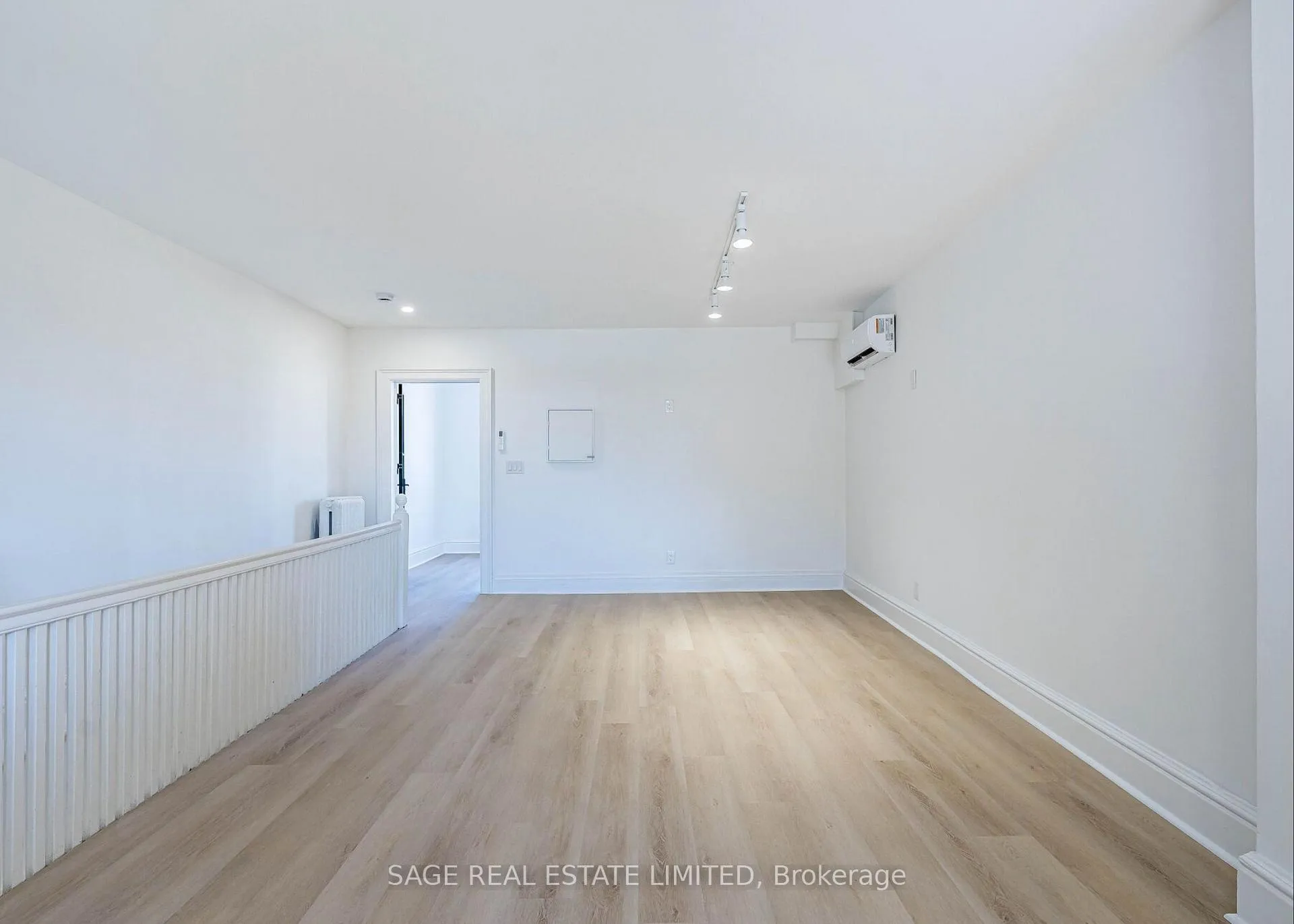 Photo 7 of Unit Upper, 1153 Dundas Street W, Toronto, Trinity-Bellwoods — HOMEH