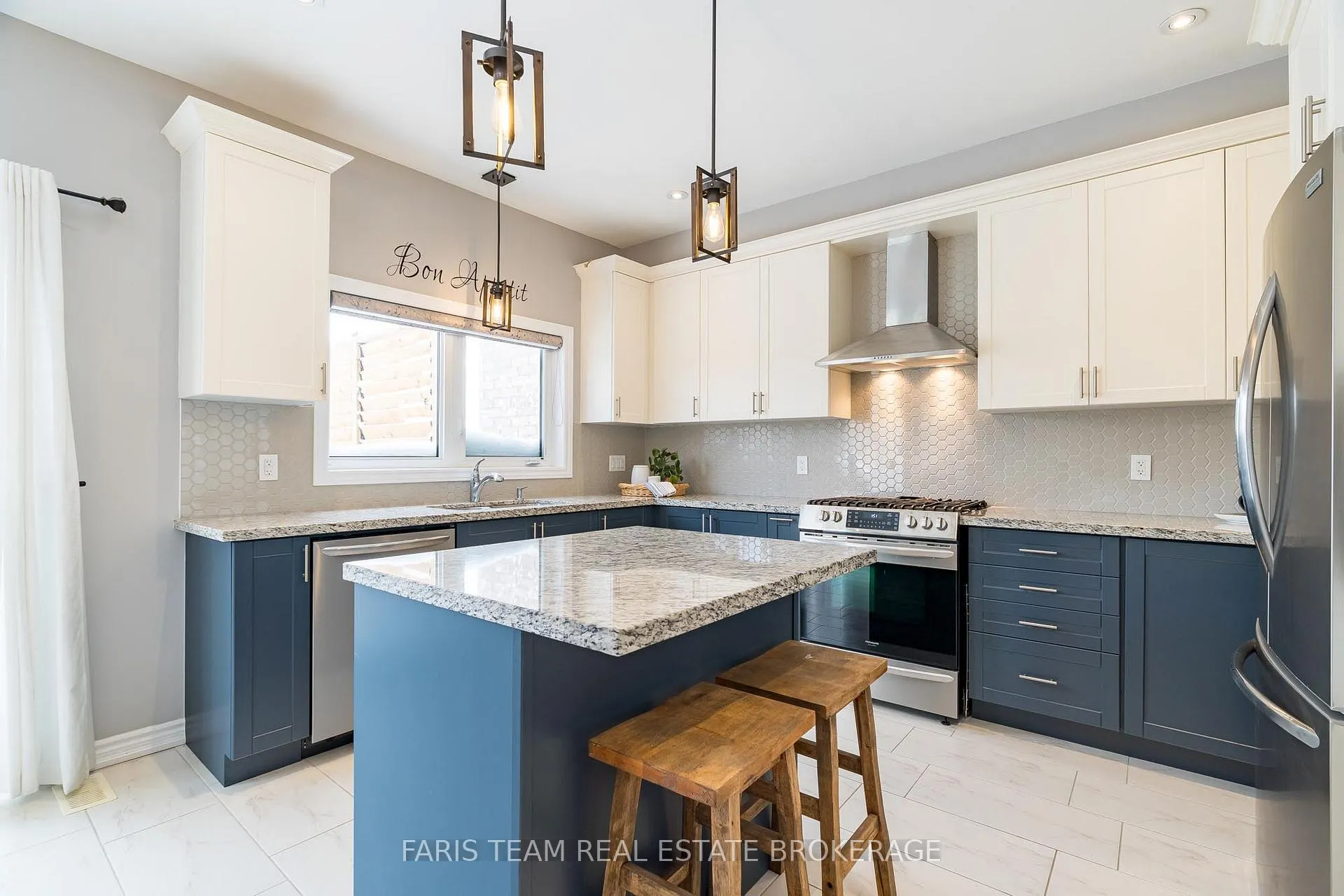 Photo 9 of 33 Bianca Crescent, Wasaga Beach — HOMEH