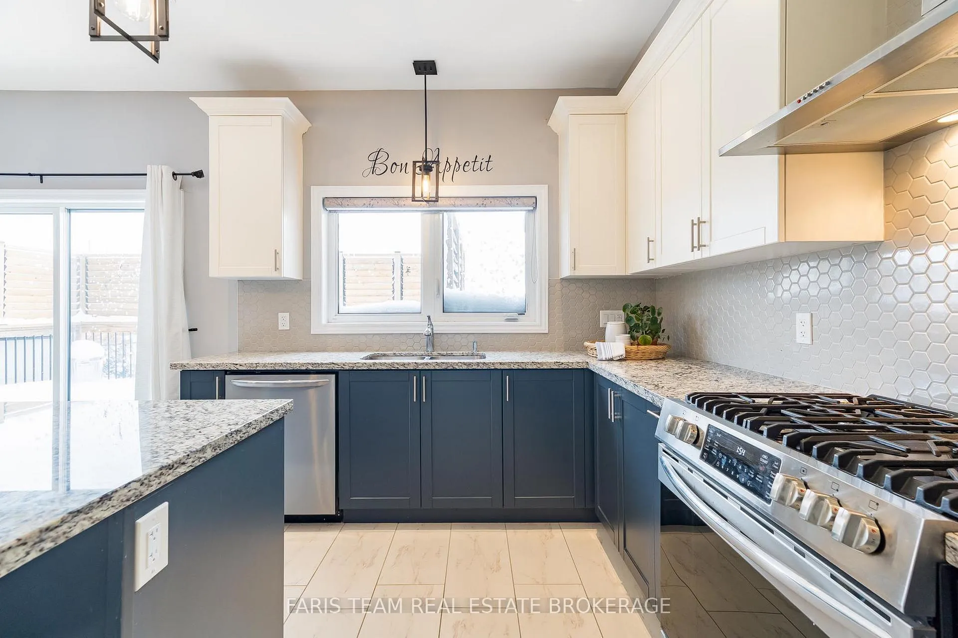 Photo 12 of 33 Bianca Crescent, Wasaga Beach — HOMEH