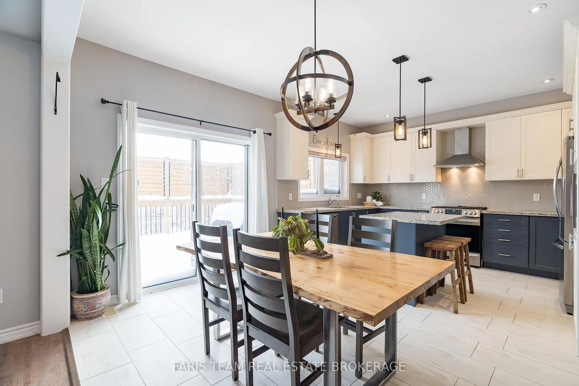 Photo 16 of 33 Bianca Crescent, Wasaga Beach — HOMEH