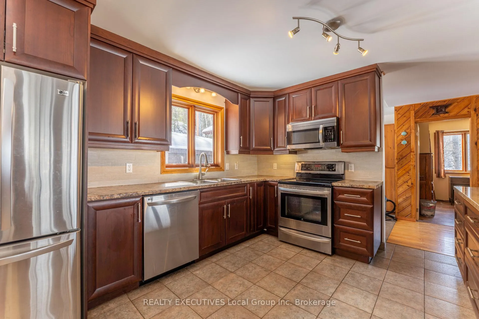 Photo 16 of 410 Pinecreek Crescent, Callander — HOMEH