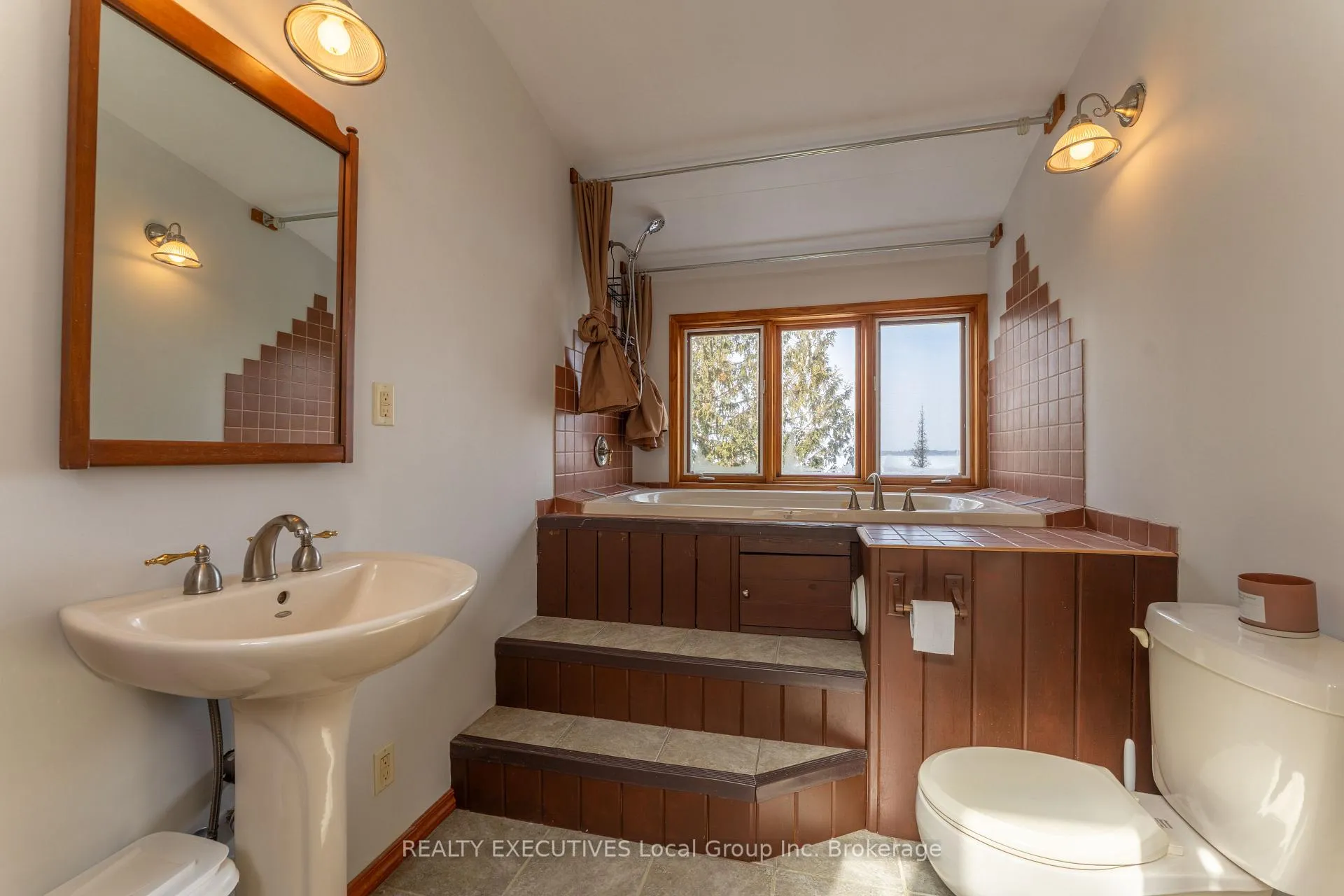 Photo 32 of 410 Pinecreek Crescent, Callander — HOMEH