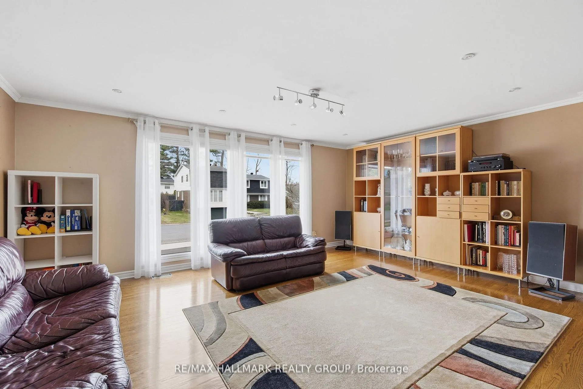 Photo 4 of 23 Riverbrook Road, Ottawa, Arlington Woods — HOMEH