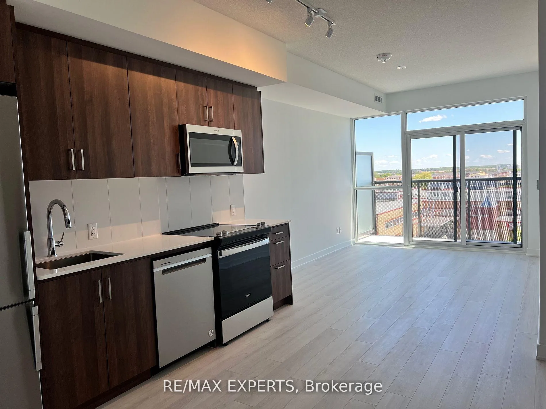 Photo 5 of Unit 605, 681 Yonge Street, Barrie, Painswick South — HOMEH