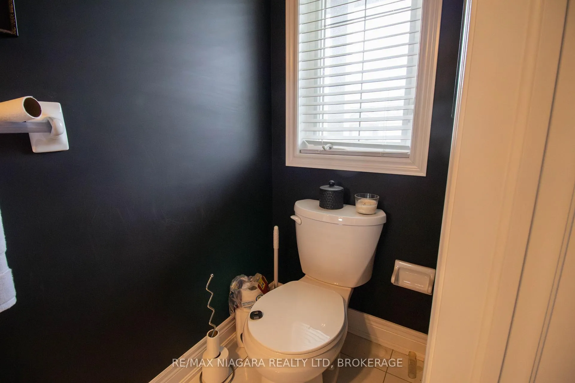 Photo 4 of Unit MAIN, 24 Manhattan Court, St. Catharines, Haig — HOMEH