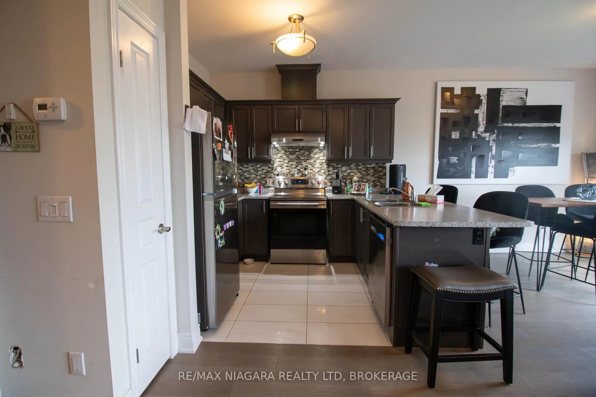 Photo 8 of Unit MAIN, 24 Manhattan Court, St. Catharines, Haig — HOMEH