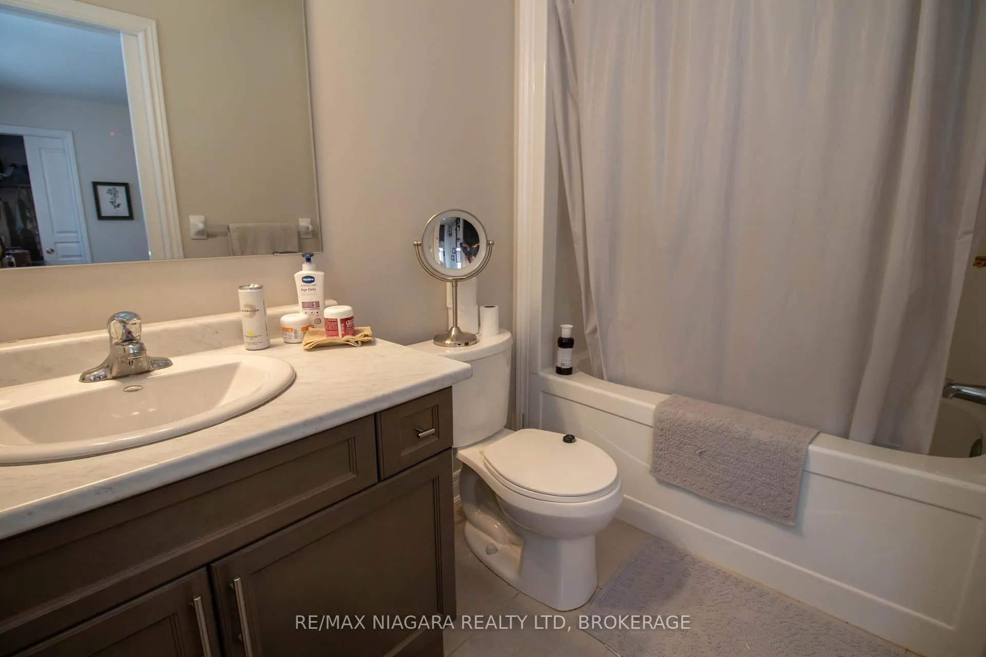 Photo 24 of Unit MAIN, 24 Manhattan Court, St. Catharines, Haig — HOMEH
