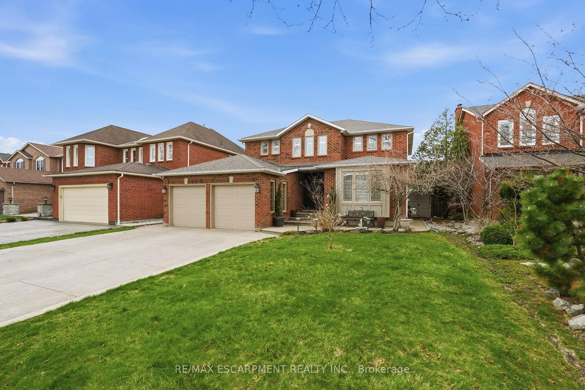Photo 2 of 9 Stone Gate Drive, Grimsby, Grimsby Beach — HOMEH