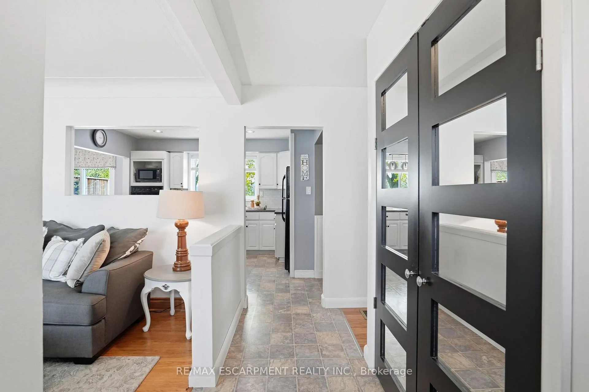 Photo 5 of 31 Algonquin Avenue, Hamilton, Rural Flamborough — HOMEH