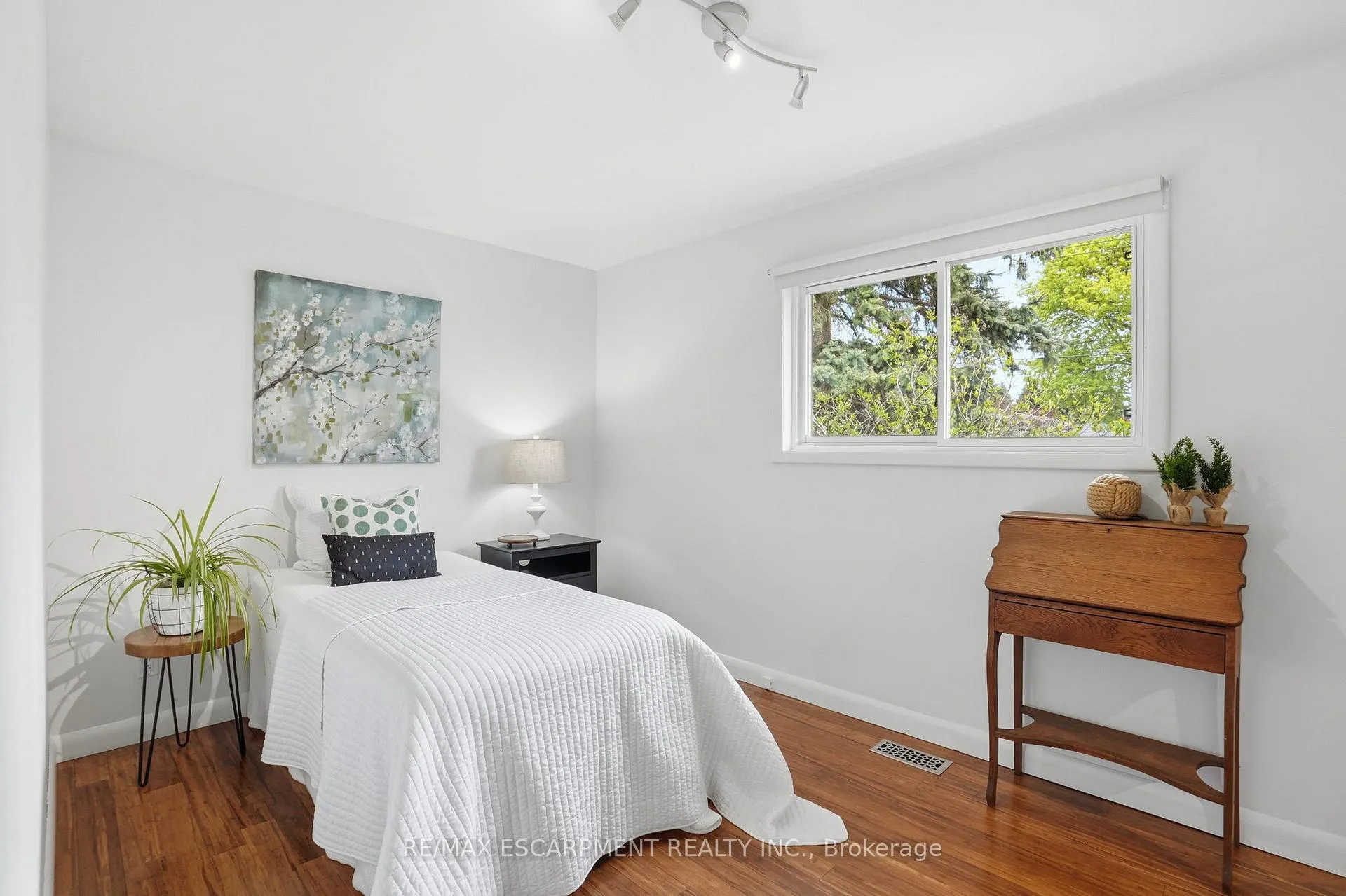 Photo 22 of 31 Algonquin Avenue, Hamilton, Rural Flamborough — HOMEH