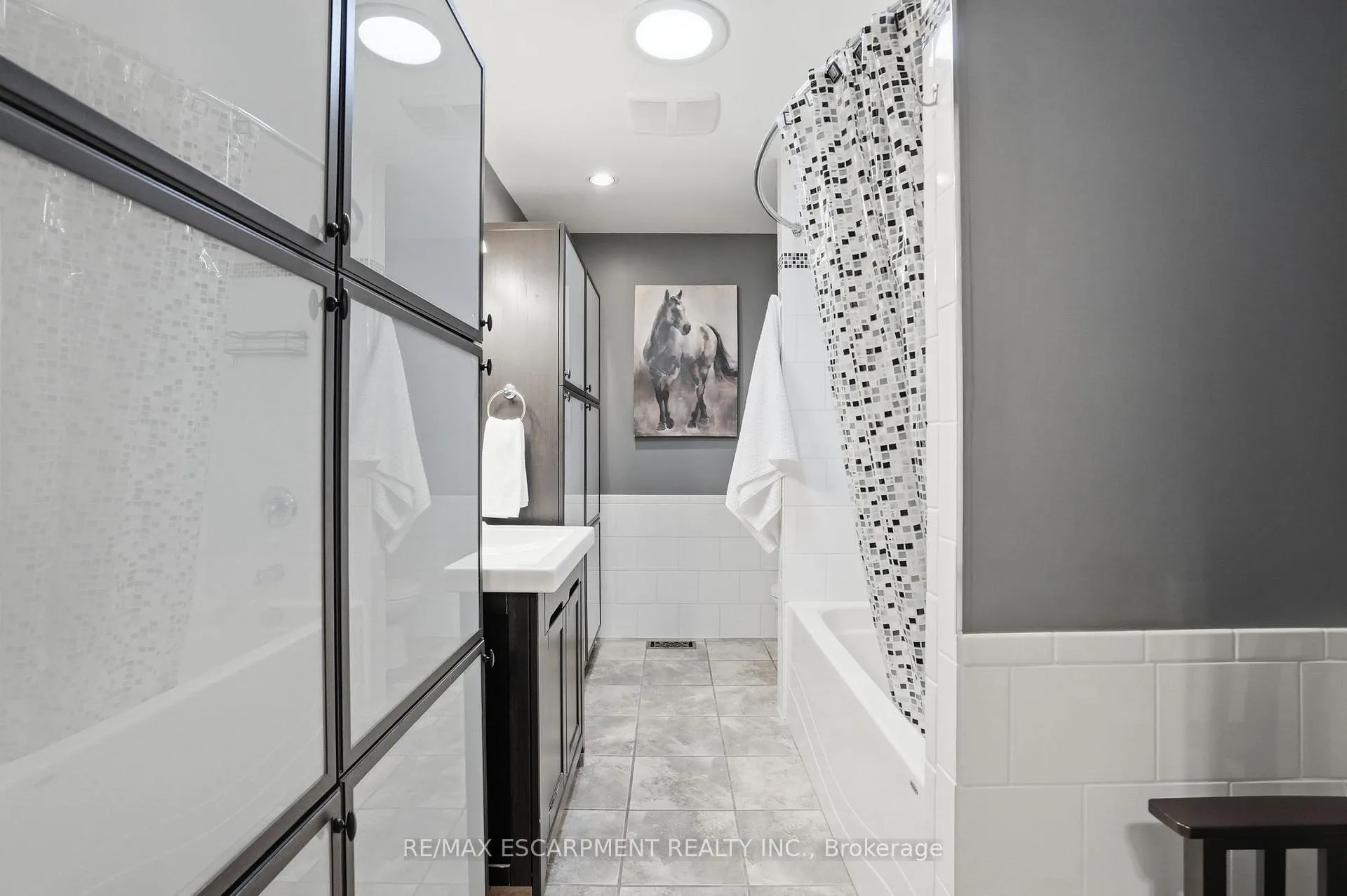 Photo 23 of 31 Algonquin Avenue, Hamilton, Rural Flamborough — HOMEH