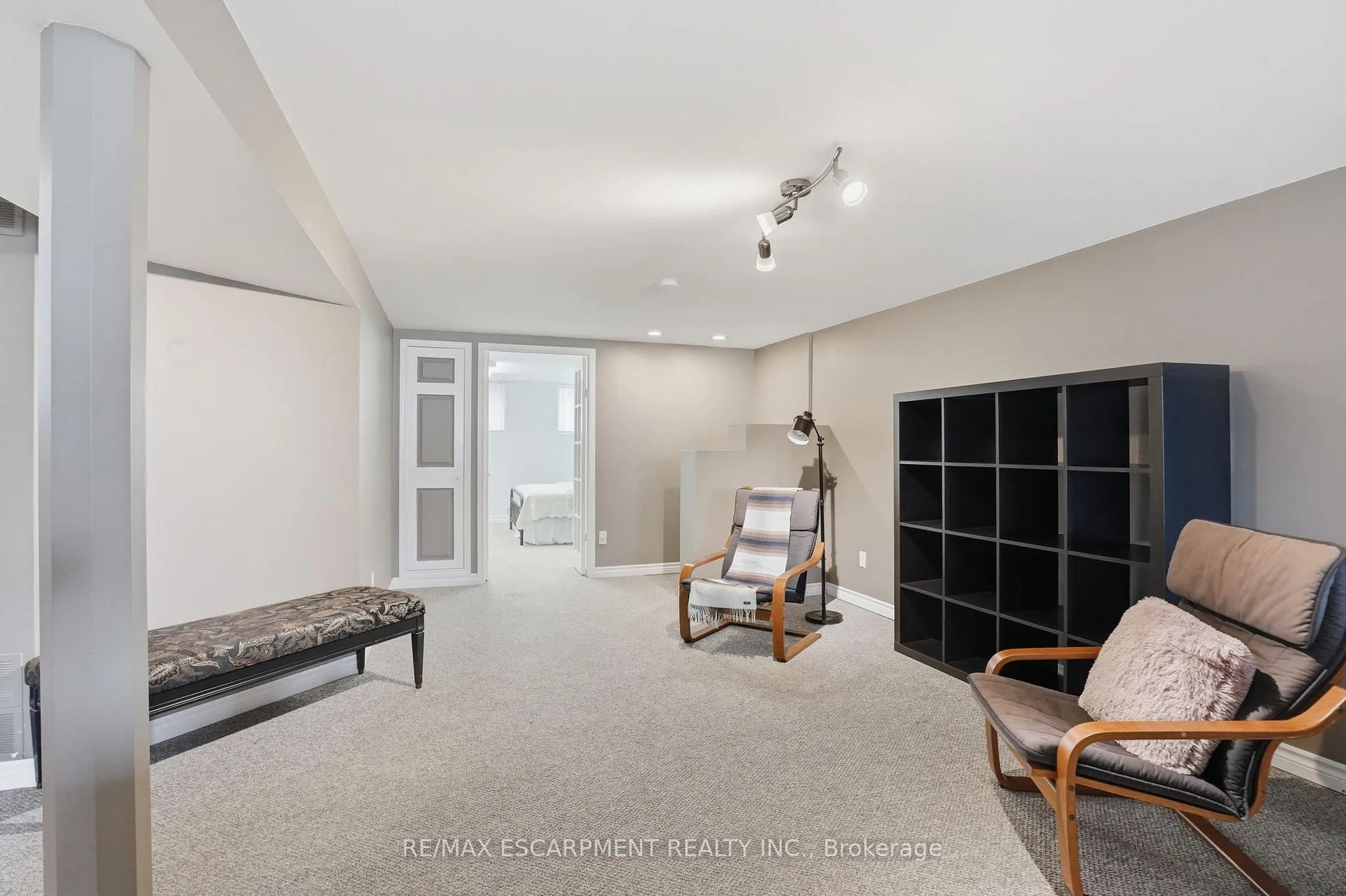 Photo 32 of 31 Algonquin Avenue, Hamilton, Rural Flamborough — HOMEH