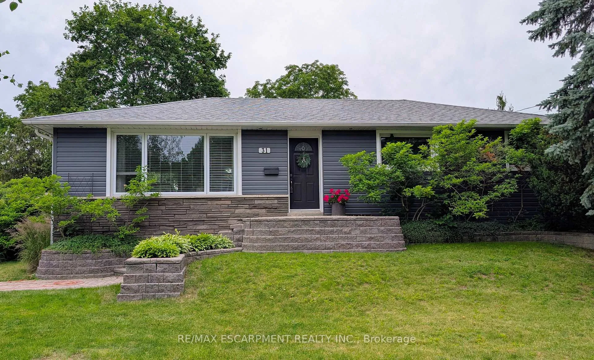 Photo 1 of 31 Algonquin Avenue, Hamilton, Rural Flamborough — HOMEH