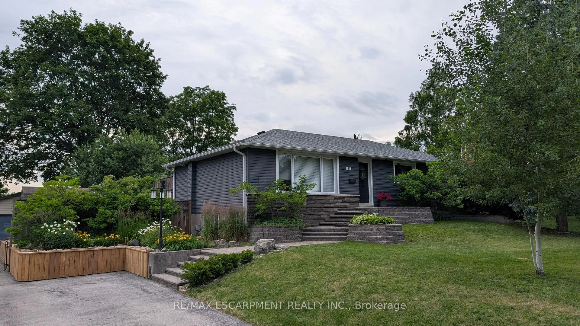 Photo 2 of 31 Algonquin Avenue, Hamilton, Rural Flamborough — HOMEH