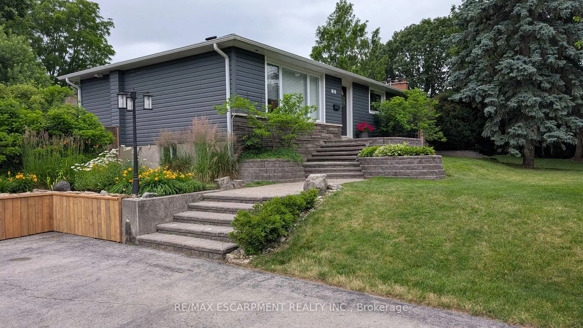 Photo 3 of 31 Algonquin Avenue, Hamilton, Rural Flamborough — HOMEH