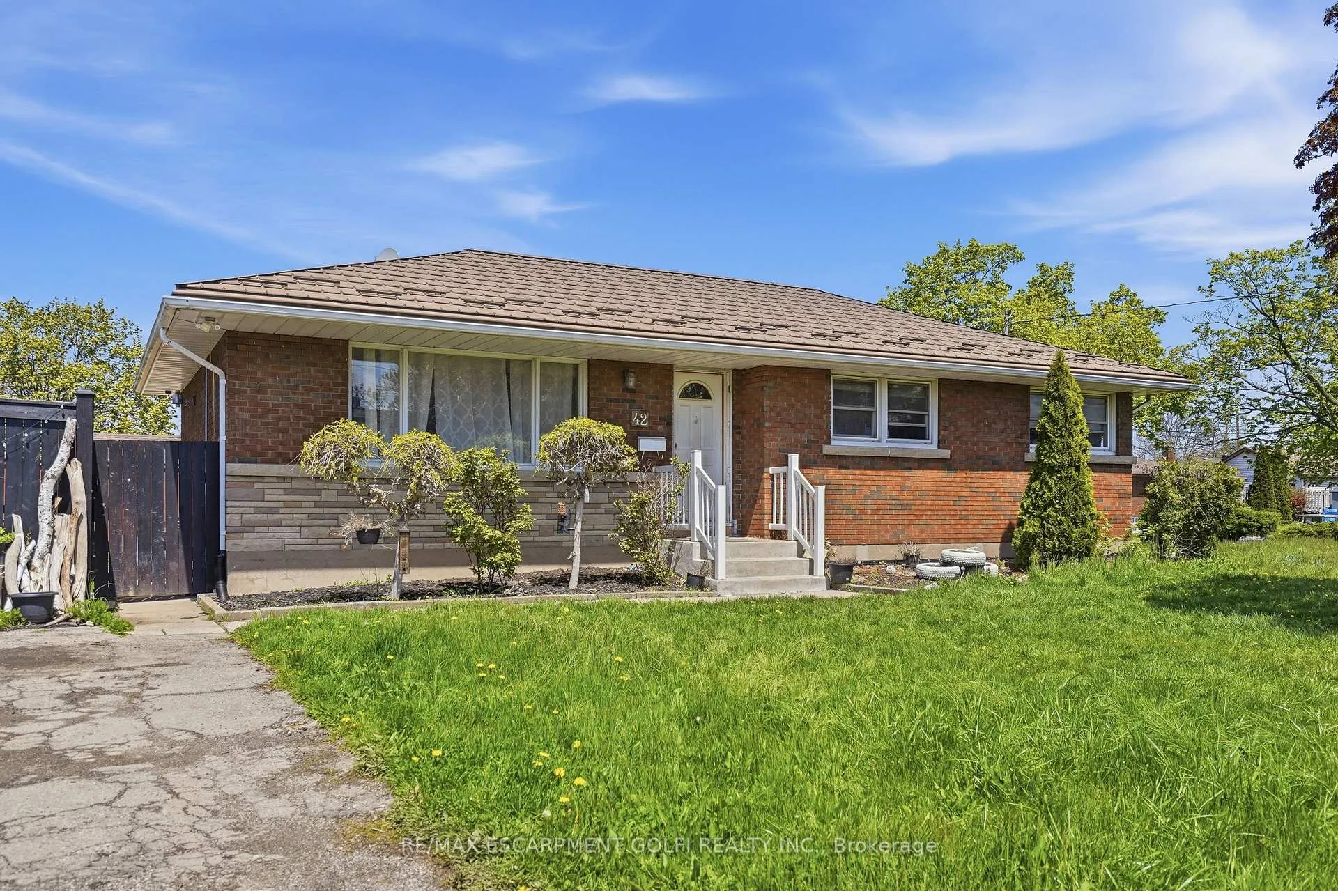 Photo 2 of 42 Sunnylea Drive, St. Catharines, Carlton/Bunting — HOMEH