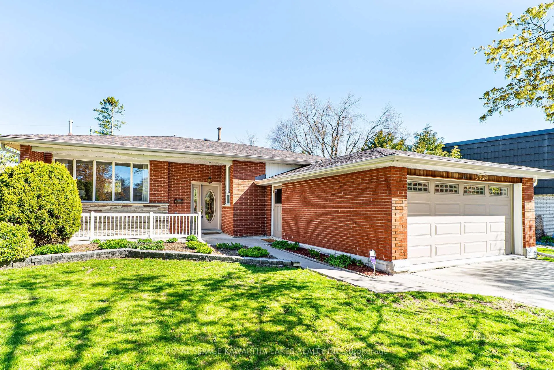 Photo 3 of 52 Sanderling Crescent, Kawartha Lakes, Lindsay — HOMEH