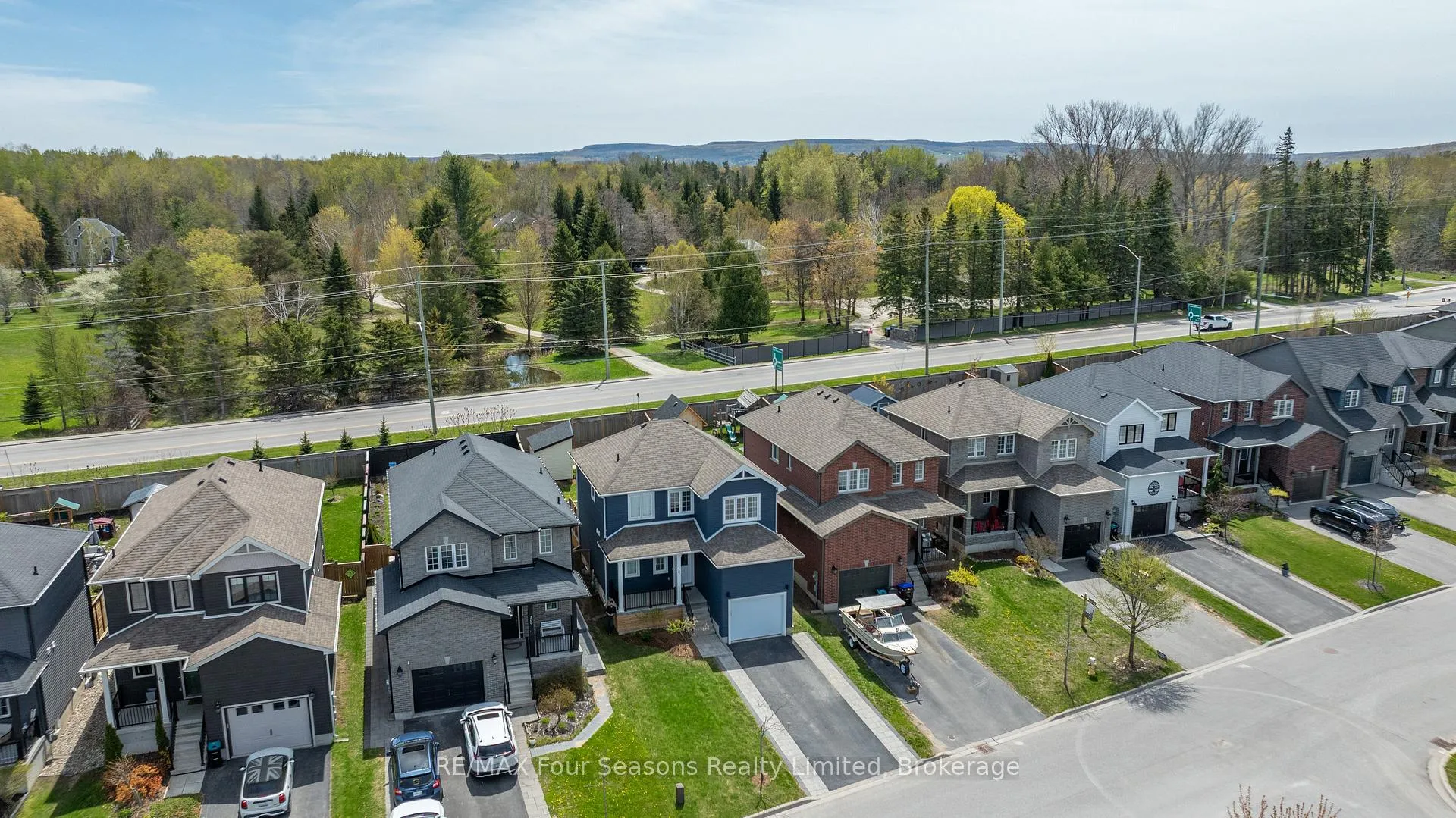 Photo 2 of 107 Lockerbie Crescent, Collingwood — HOMEH