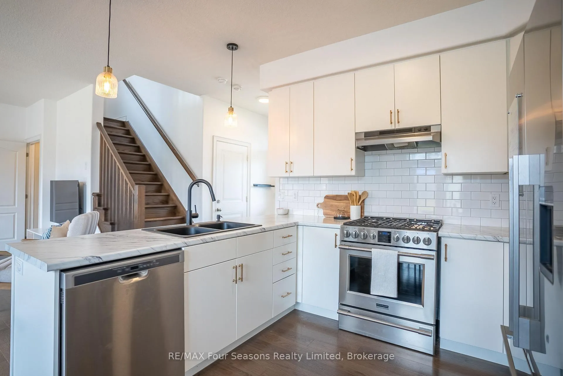 Photo 7 of 107 Lockerbie Crescent, Collingwood — HOMEH