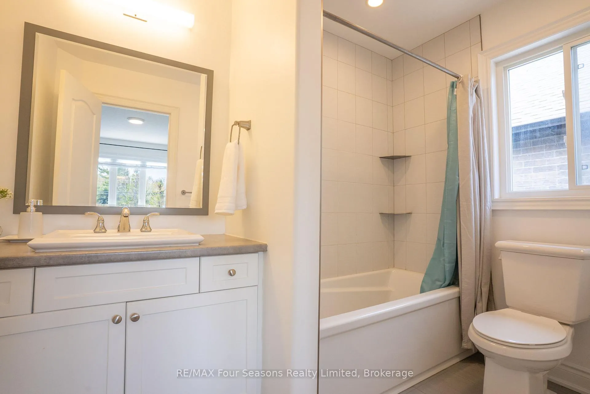 Photo 22 of 107 Lockerbie Crescent, Collingwood — HOMEH