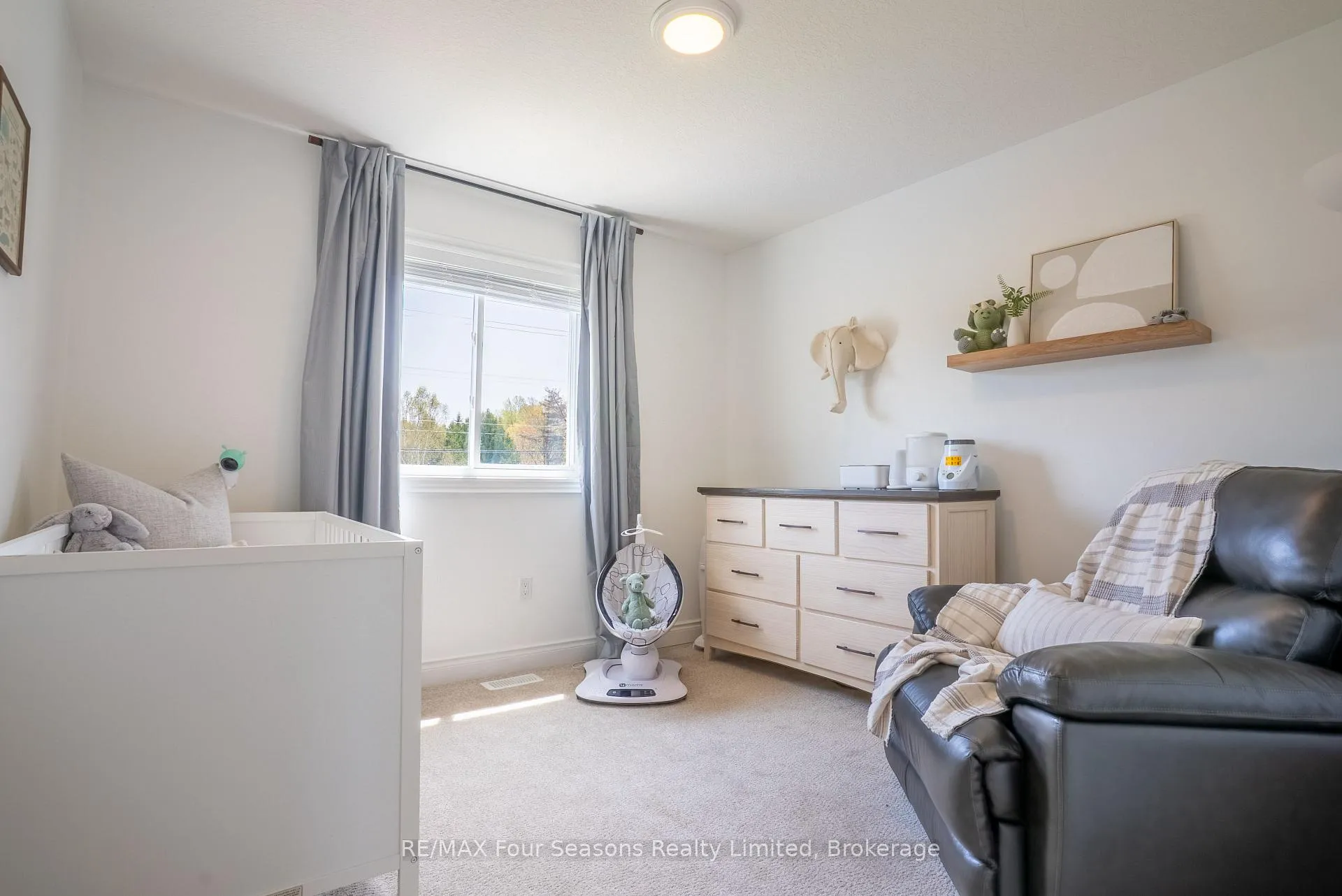 Photo 24 of 107 Lockerbie Crescent, Collingwood — HOMEH