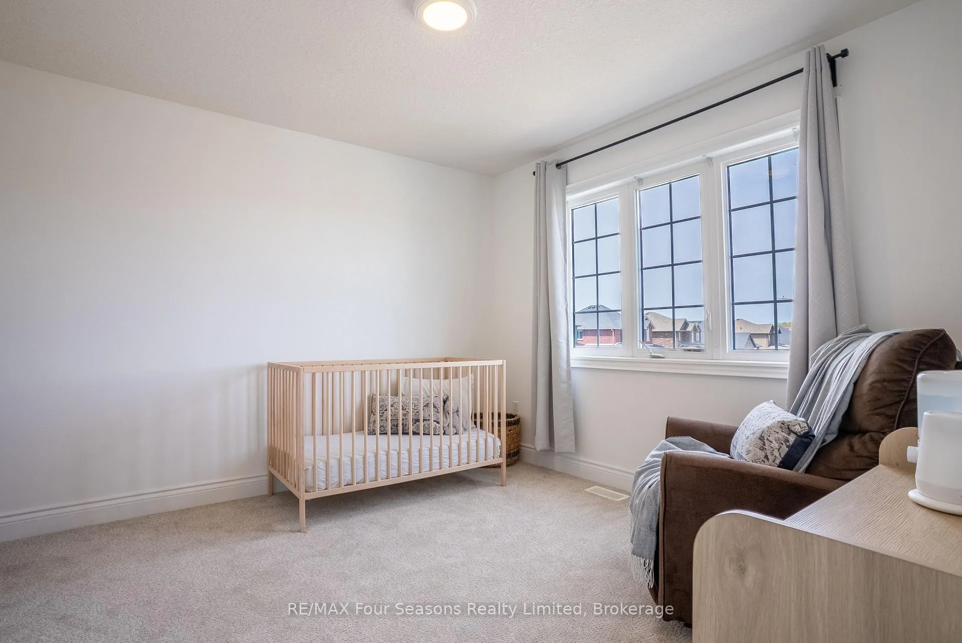 Photo 28 of 107 Lockerbie Crescent, Collingwood — HOMEH