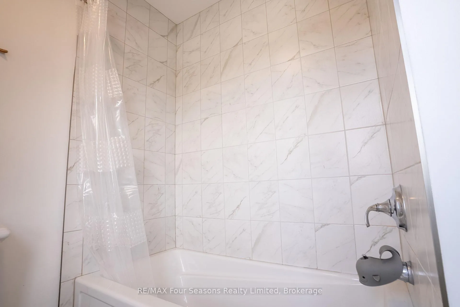 Photo 31 of 107 Lockerbie Crescent, Collingwood — HOMEH