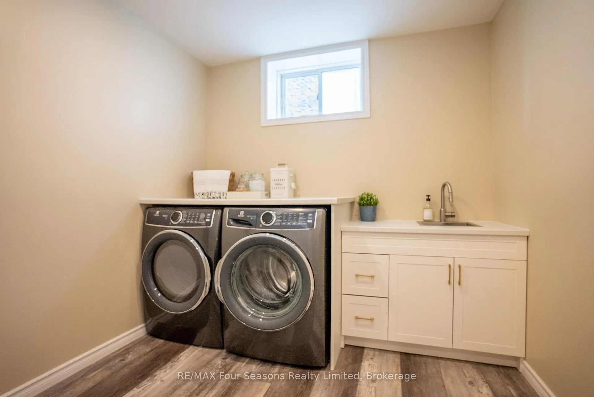 Photo 32 of 107 Lockerbie Crescent, Collingwood — HOMEH