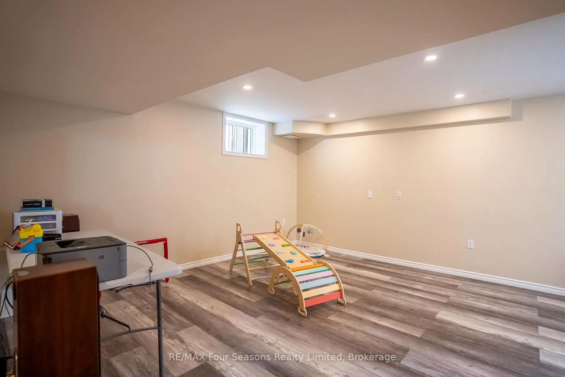 Photo 33 of 107 Lockerbie Crescent, Collingwood — HOMEH