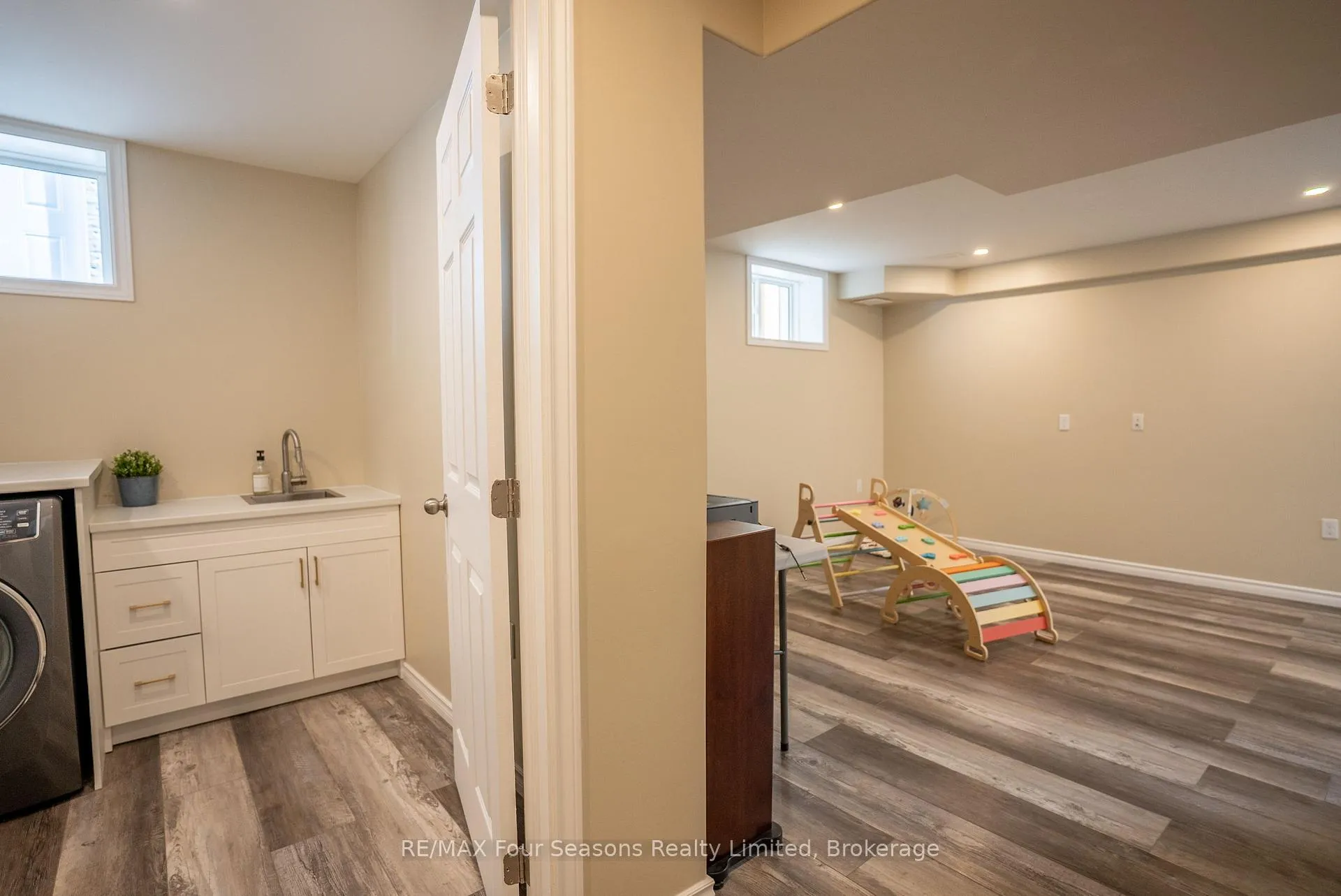 Photo 36 of 107 Lockerbie Crescent, Collingwood — HOMEH
