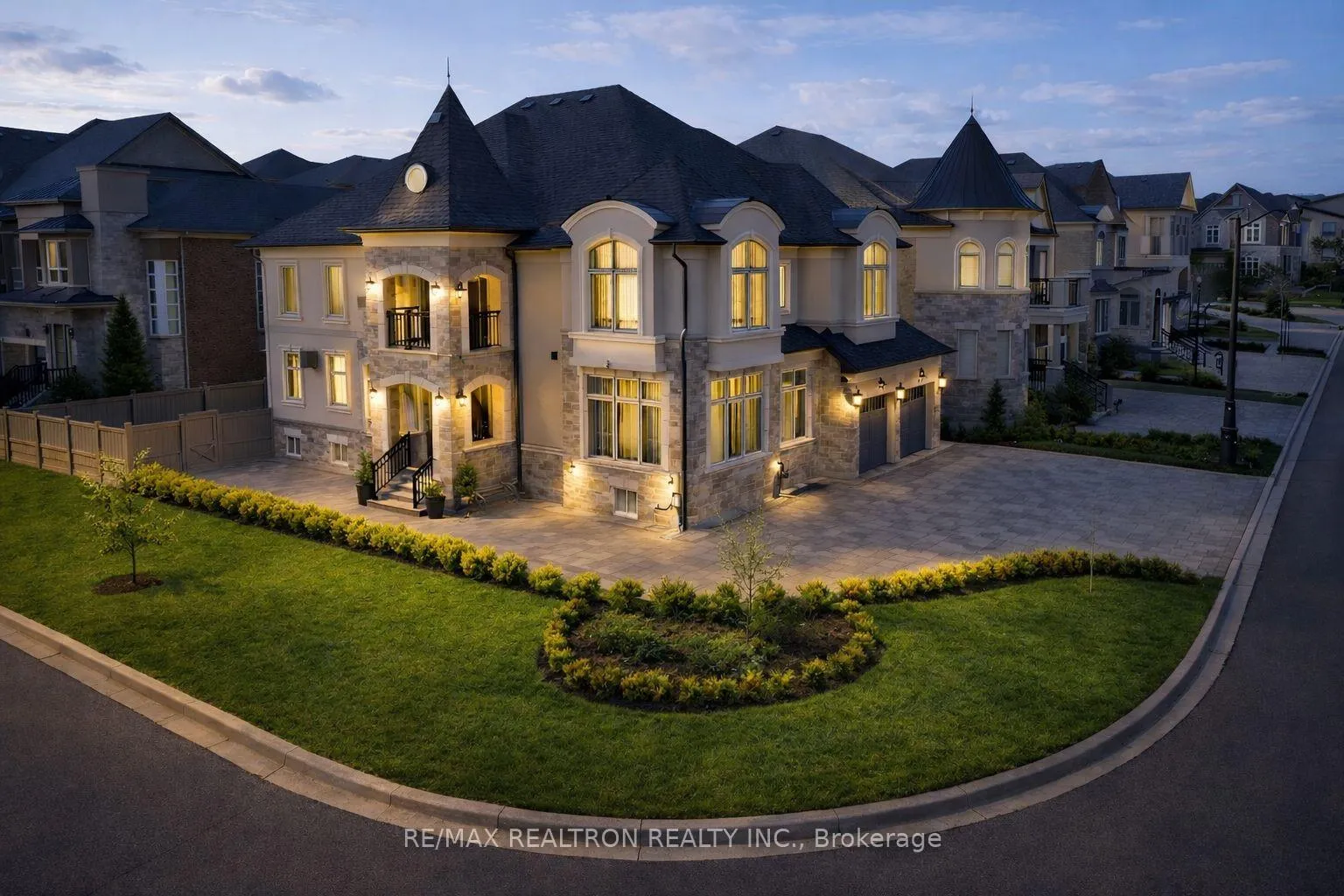 Photo 3 of 12 Hurst Avenue, Vaughan, Patterson — HOMEH