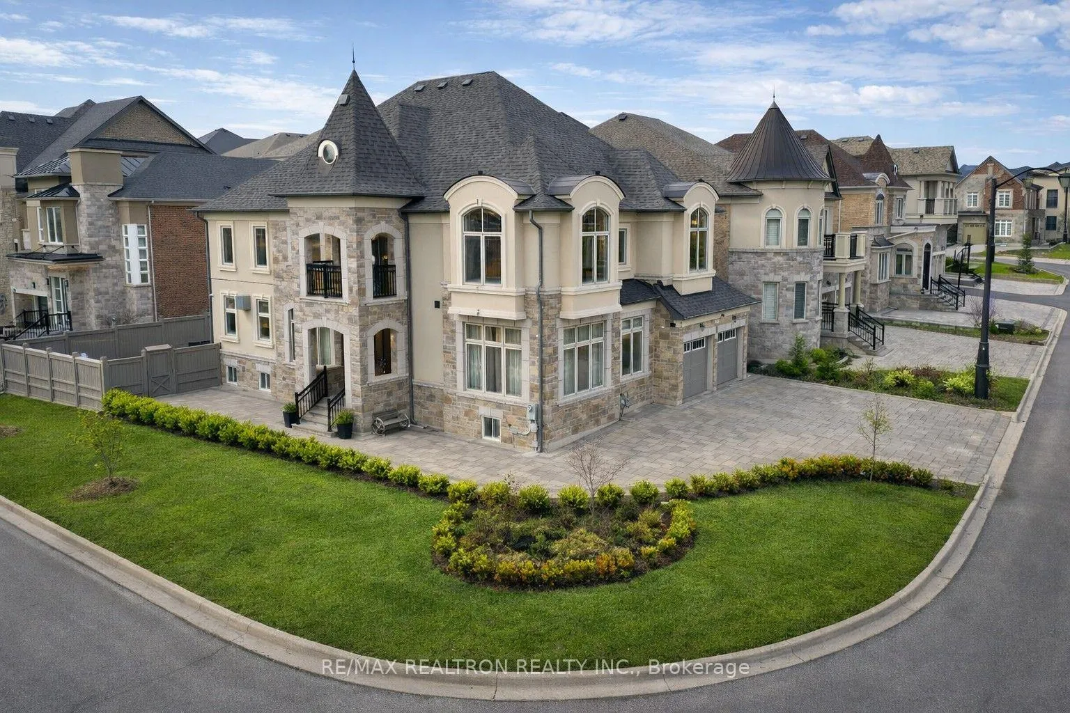 Photo 6 of 12 Hurst Avenue, Vaughan, Patterson — HOMEH