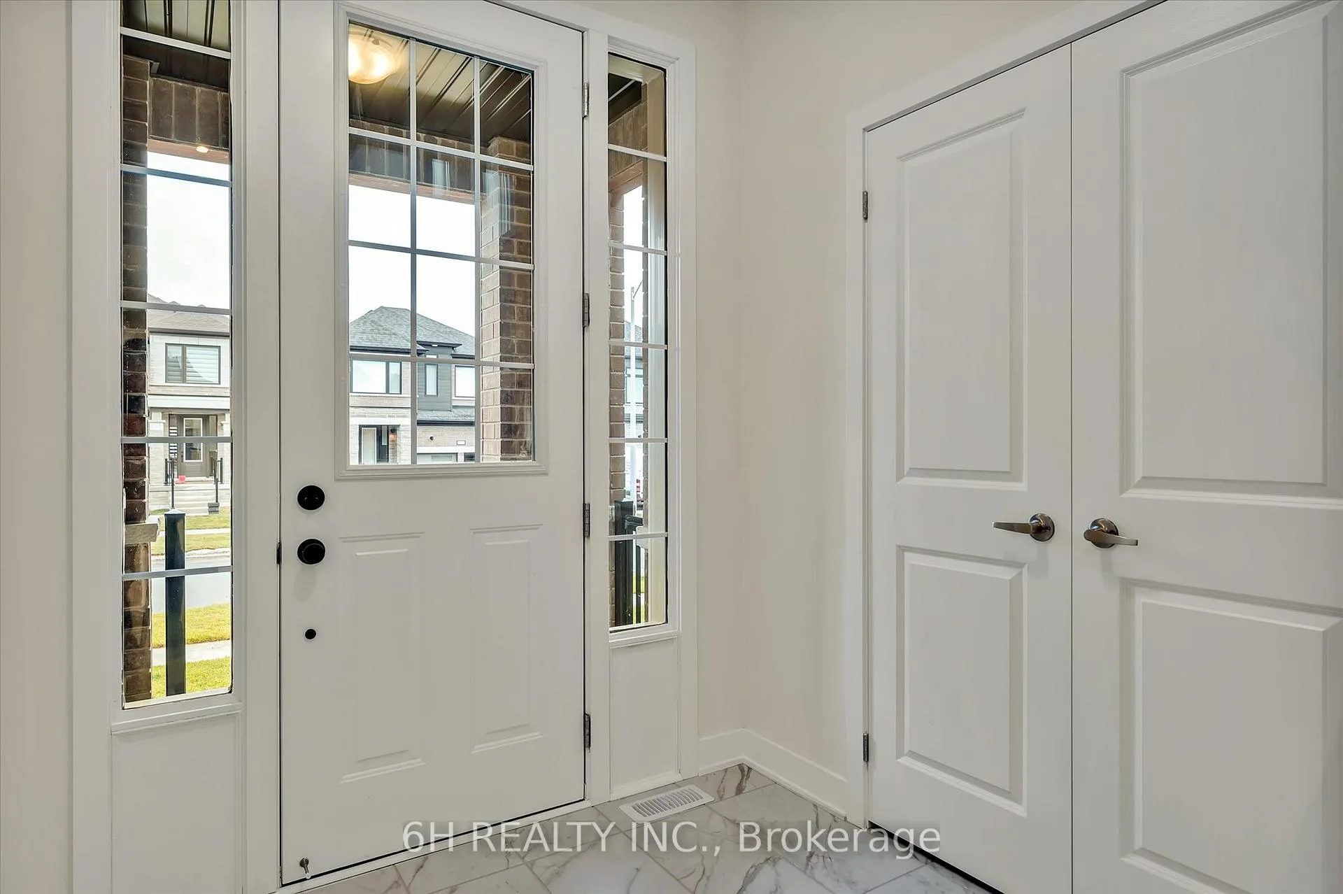 Photo 3 of 816 Griffin Trail, Peterborough, Monaghan Ward 2 — HOMEH