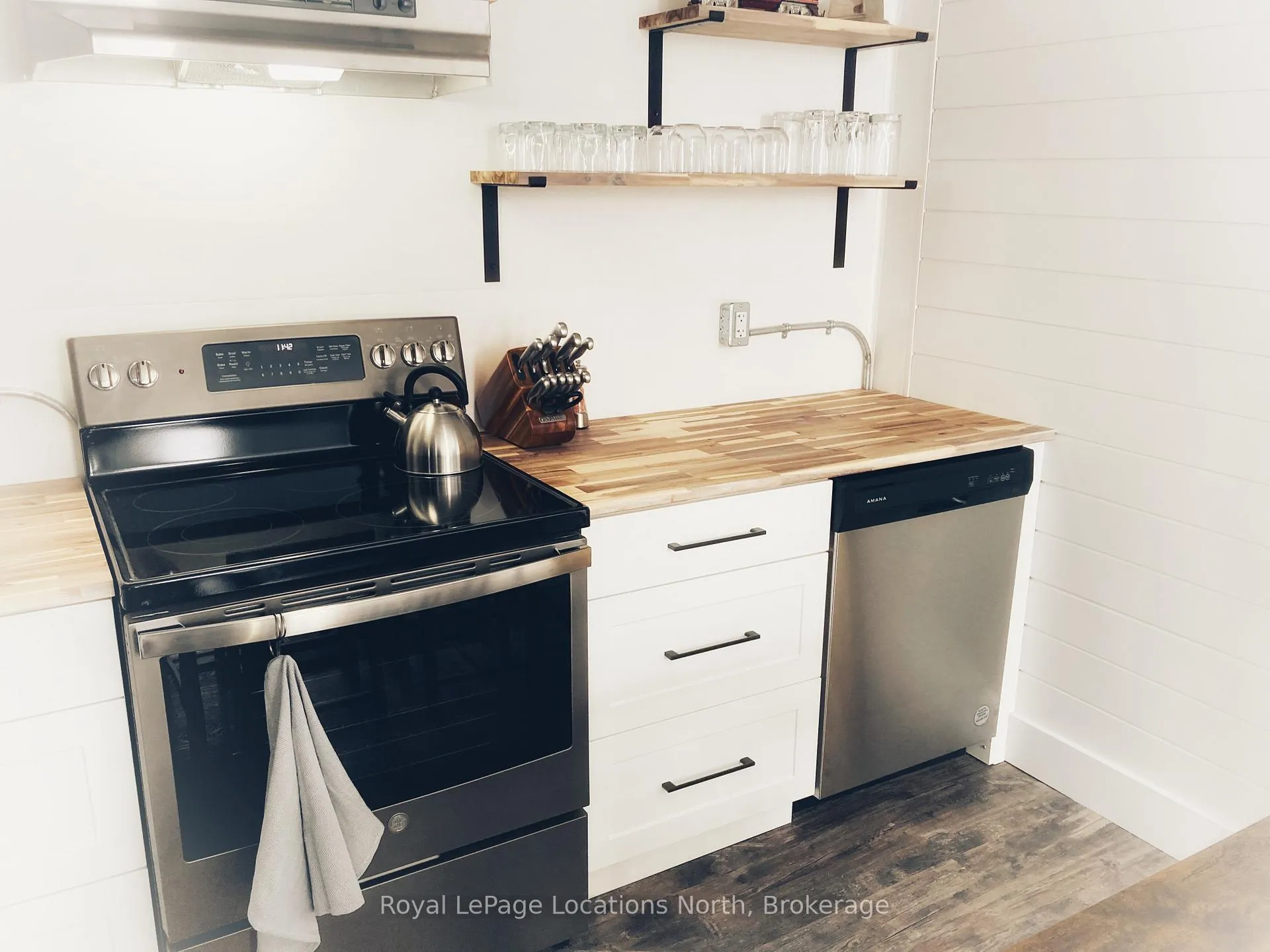 Photo 8 of 48 Pine Street, Collingwood — HOMEH