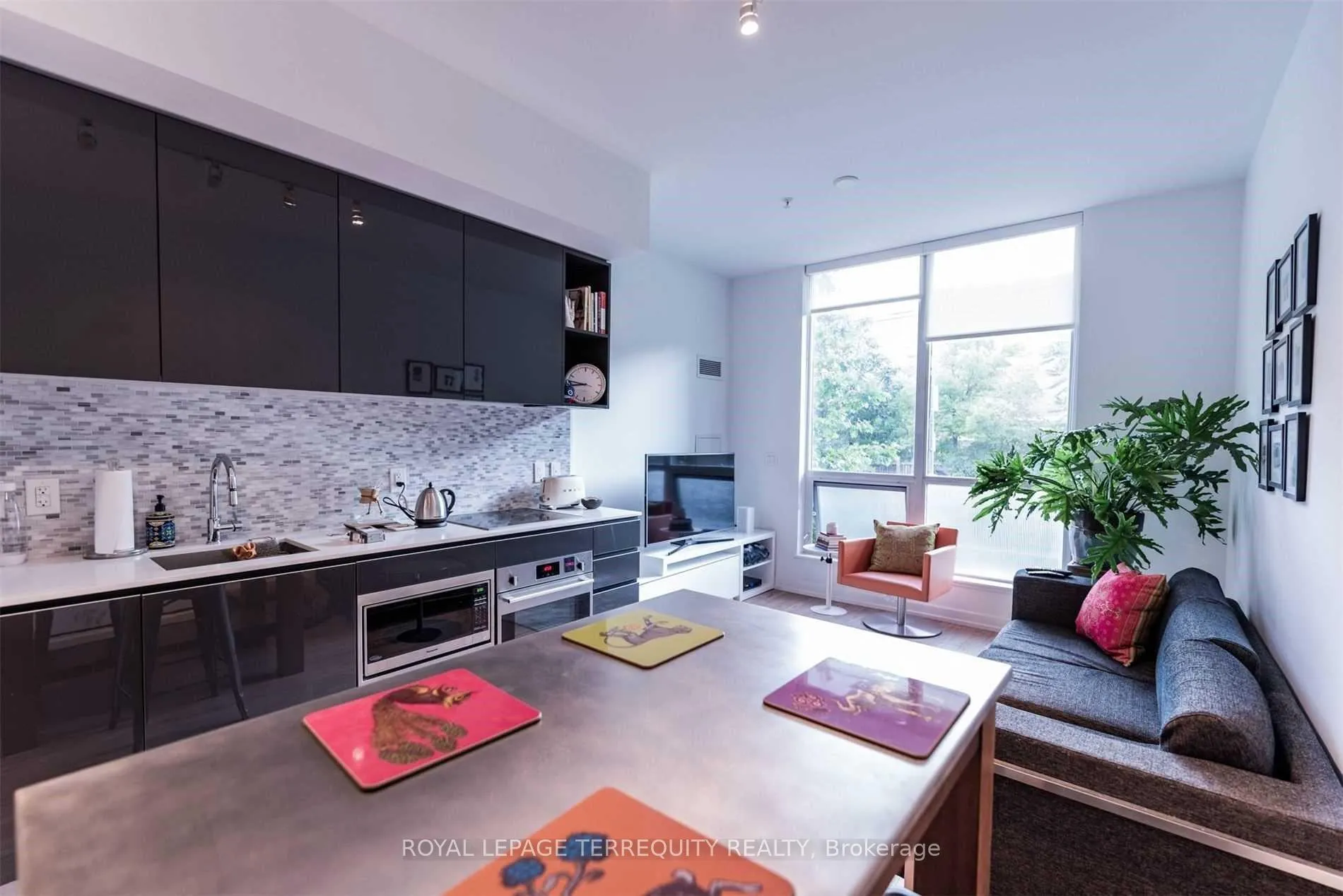 Photo 2 of Unit 105, 377 Madison Avenue, Toronto, Casa Loma — HOMEH