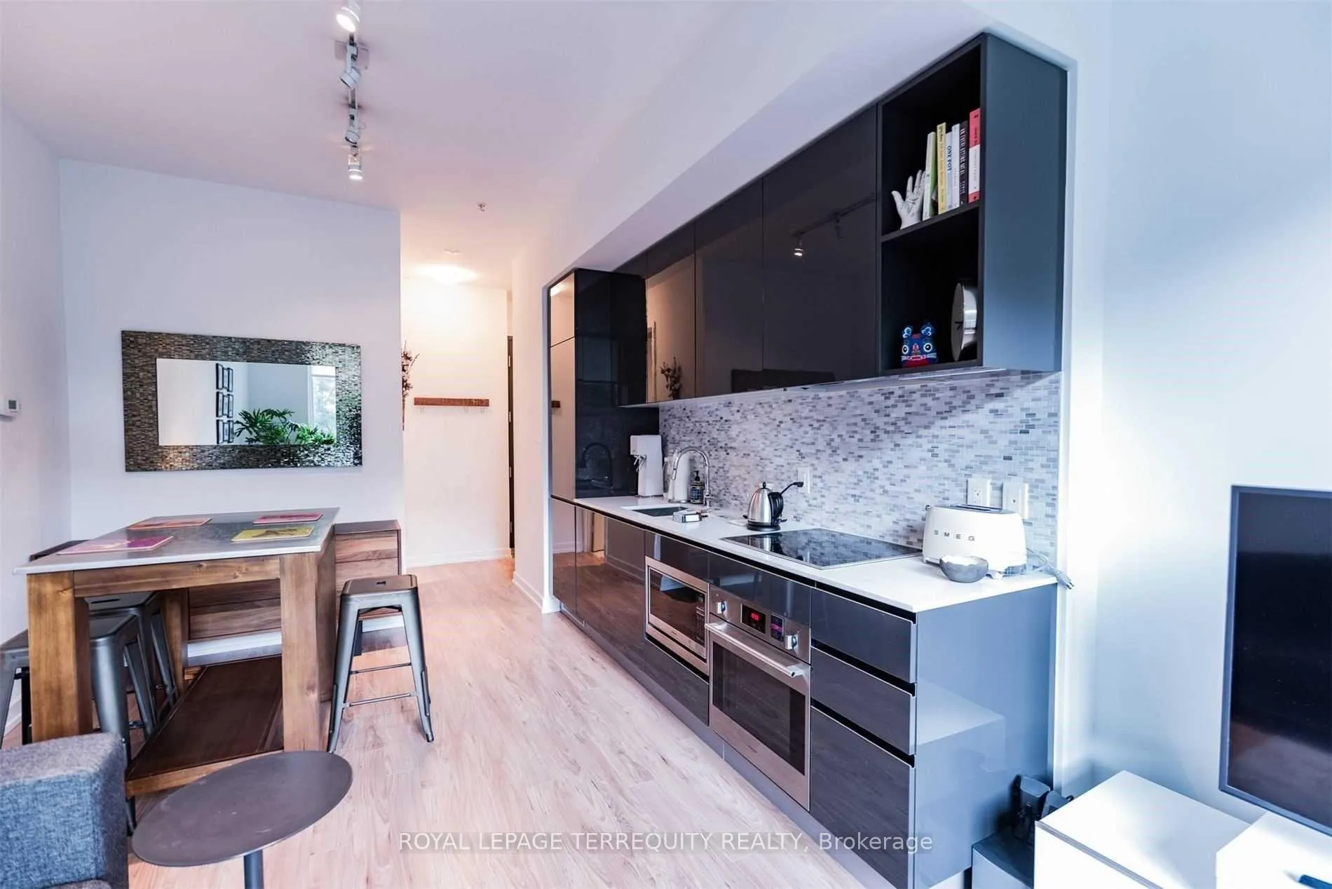 Photo 4 of Unit 105, 377 Madison Avenue, Toronto, Casa Loma — HOMEH