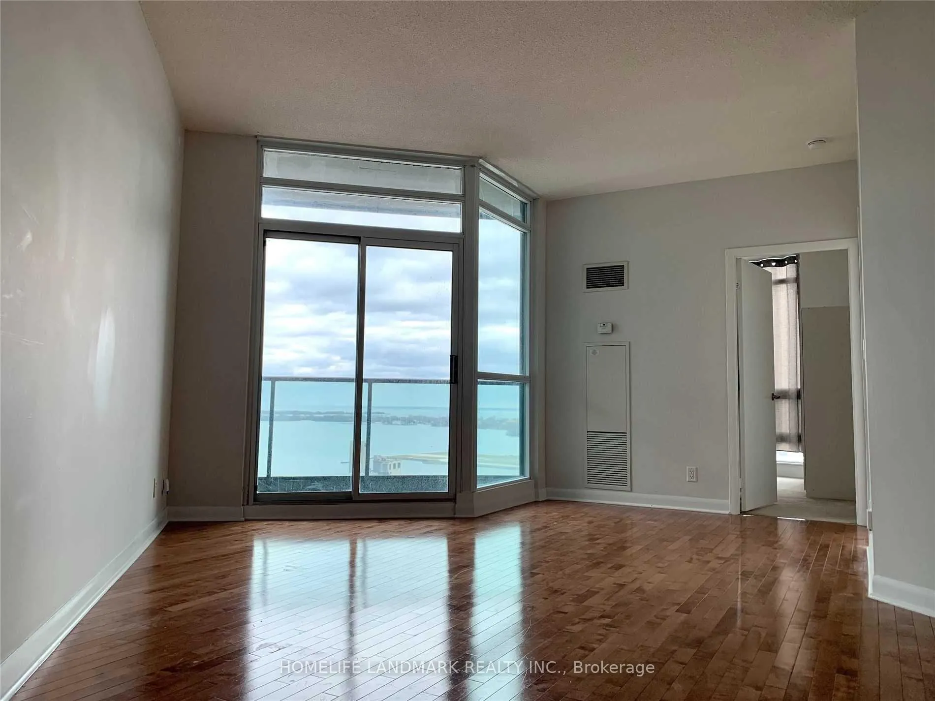 Photo 6 of Unit 3004, 600 Fleet Street, Toronto, Niagara — HOMEH