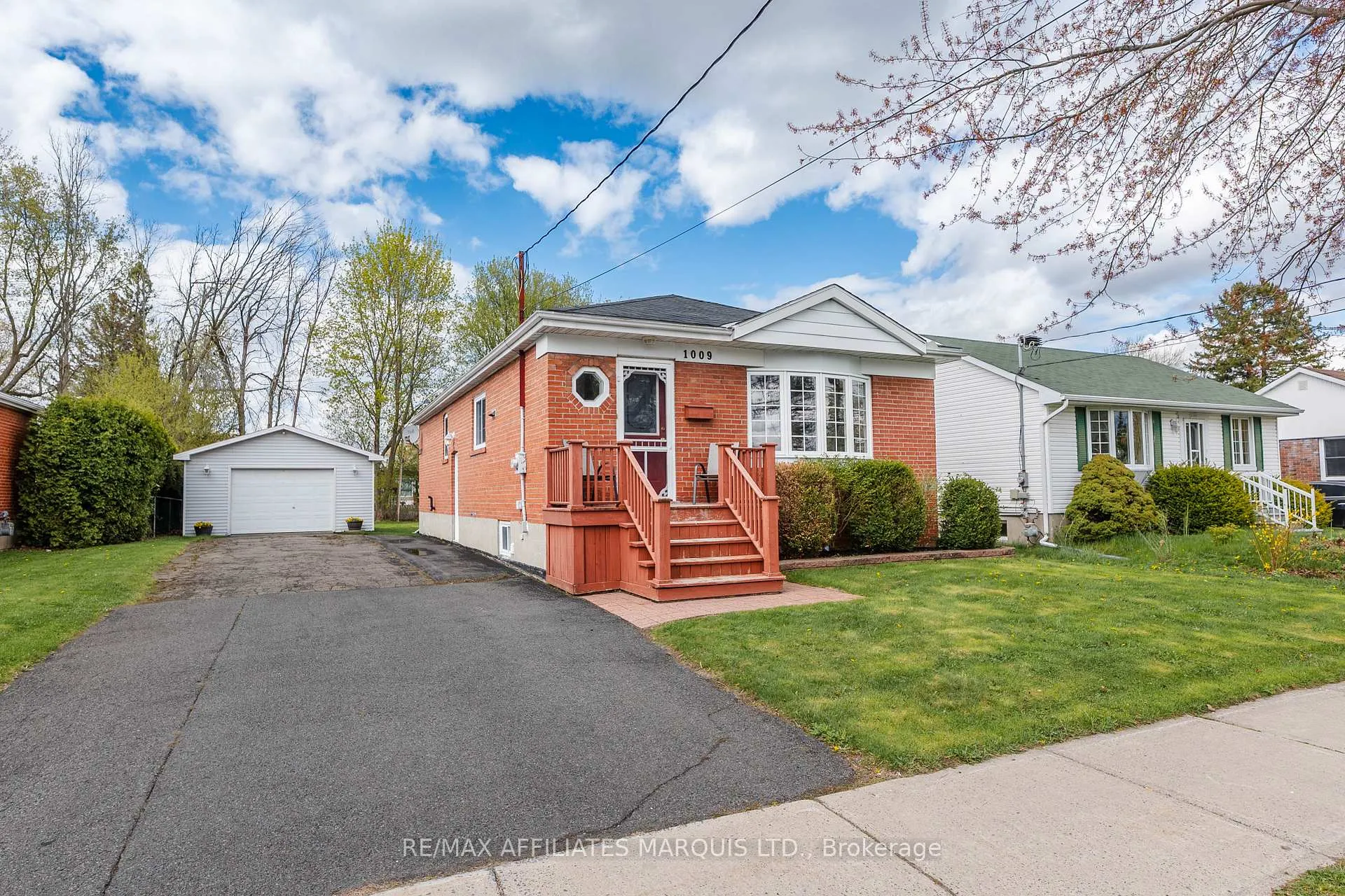 Photo 2 of 1009 Leonard Avenue, Cornwall — HOMEH