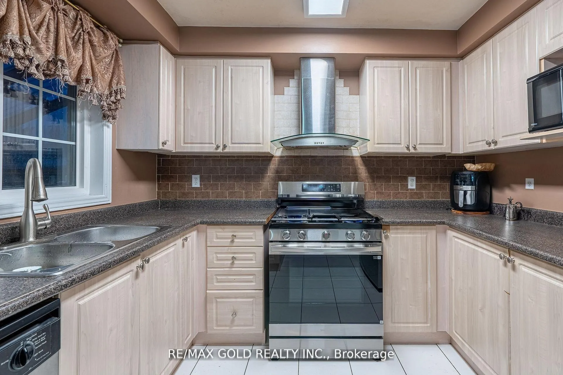 Photo 12 of 46 Egypt Drive, Brampton, Sandringham-Wellington — HOMEH