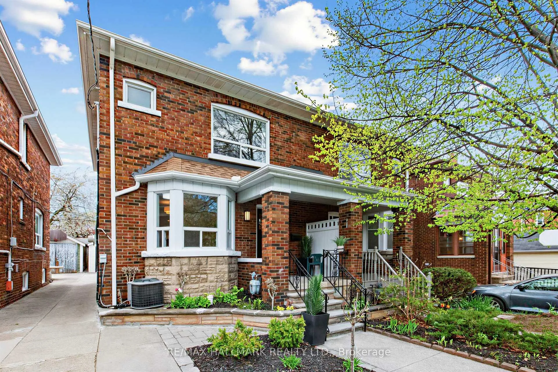 Photo 2 of 34 Springdale Boulevard, Toronto, Danforth Village-East York — HOMEH