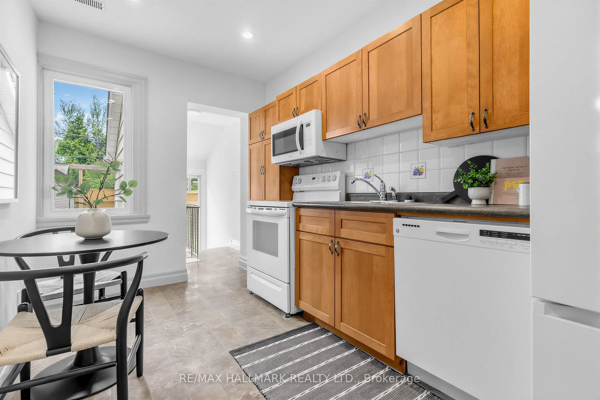 Photo 12 of 34 Springdale Boulevard, Toronto, Danforth Village-East York — HOMEH