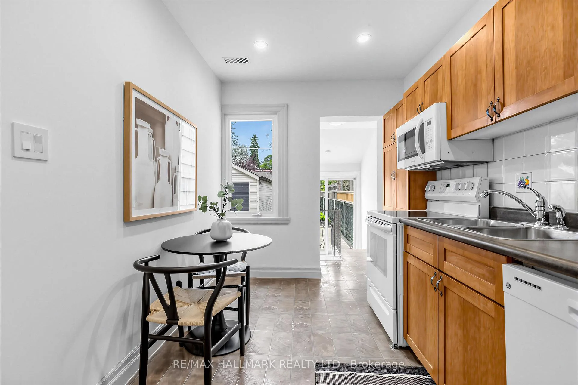 Photo 13 of 34 Springdale Boulevard, Toronto, Danforth Village-East York — HOMEH