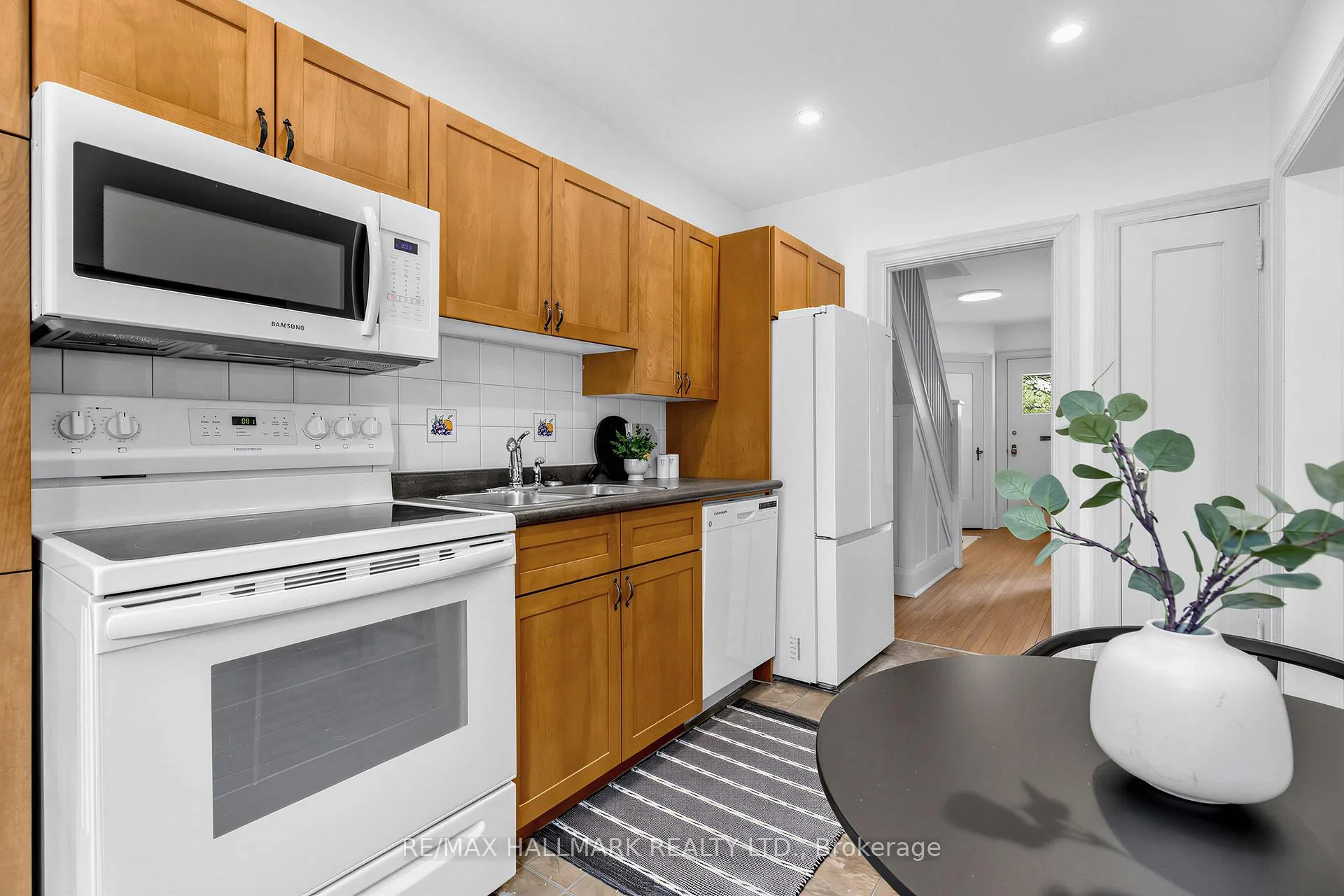 Photo 15 of 34 Springdale Boulevard, Toronto, Danforth Village-East York — HOMEH