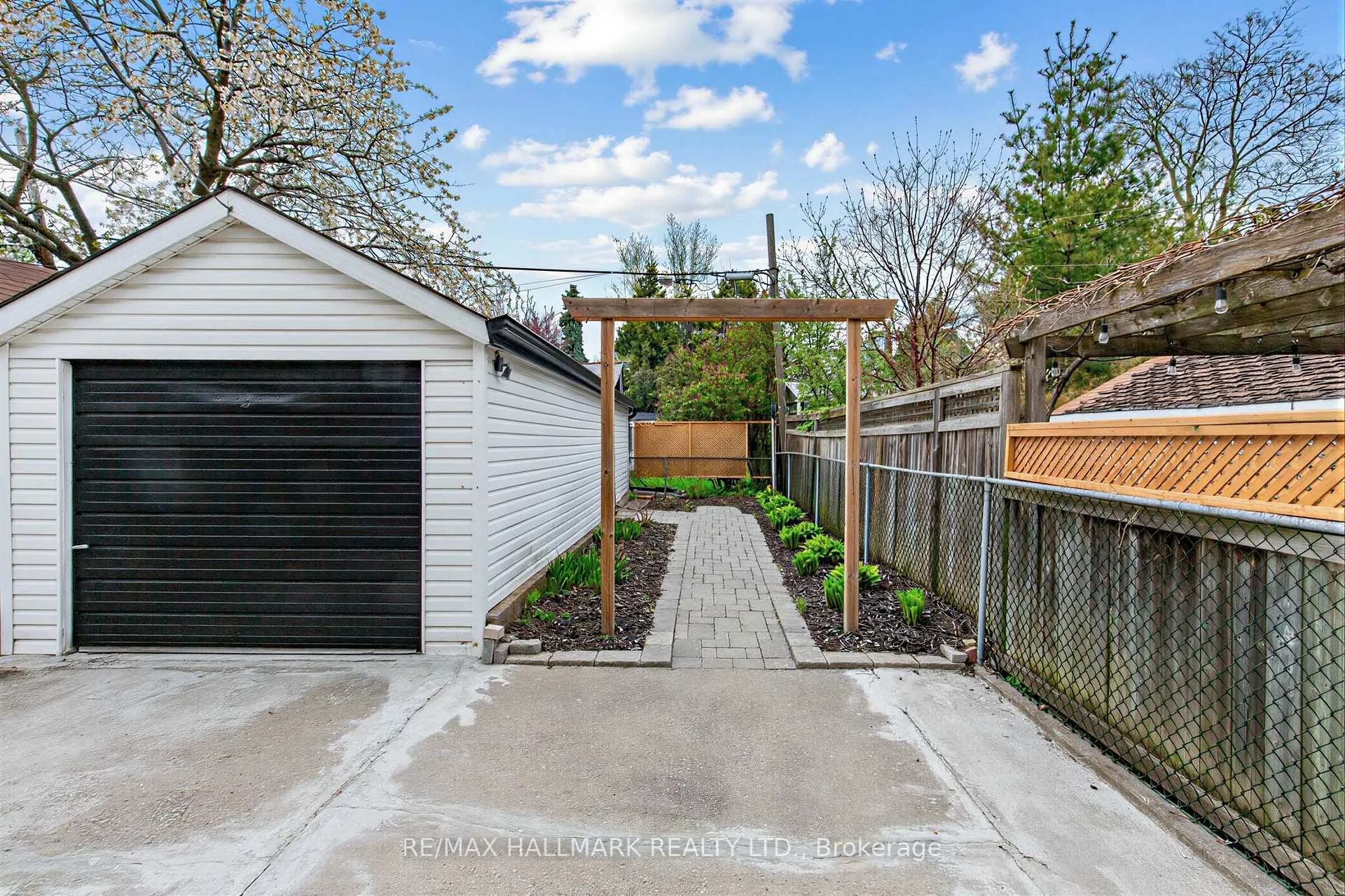 Photo 33 of 34 Springdale Boulevard, Toronto, Danforth Village-East York — HOMEH