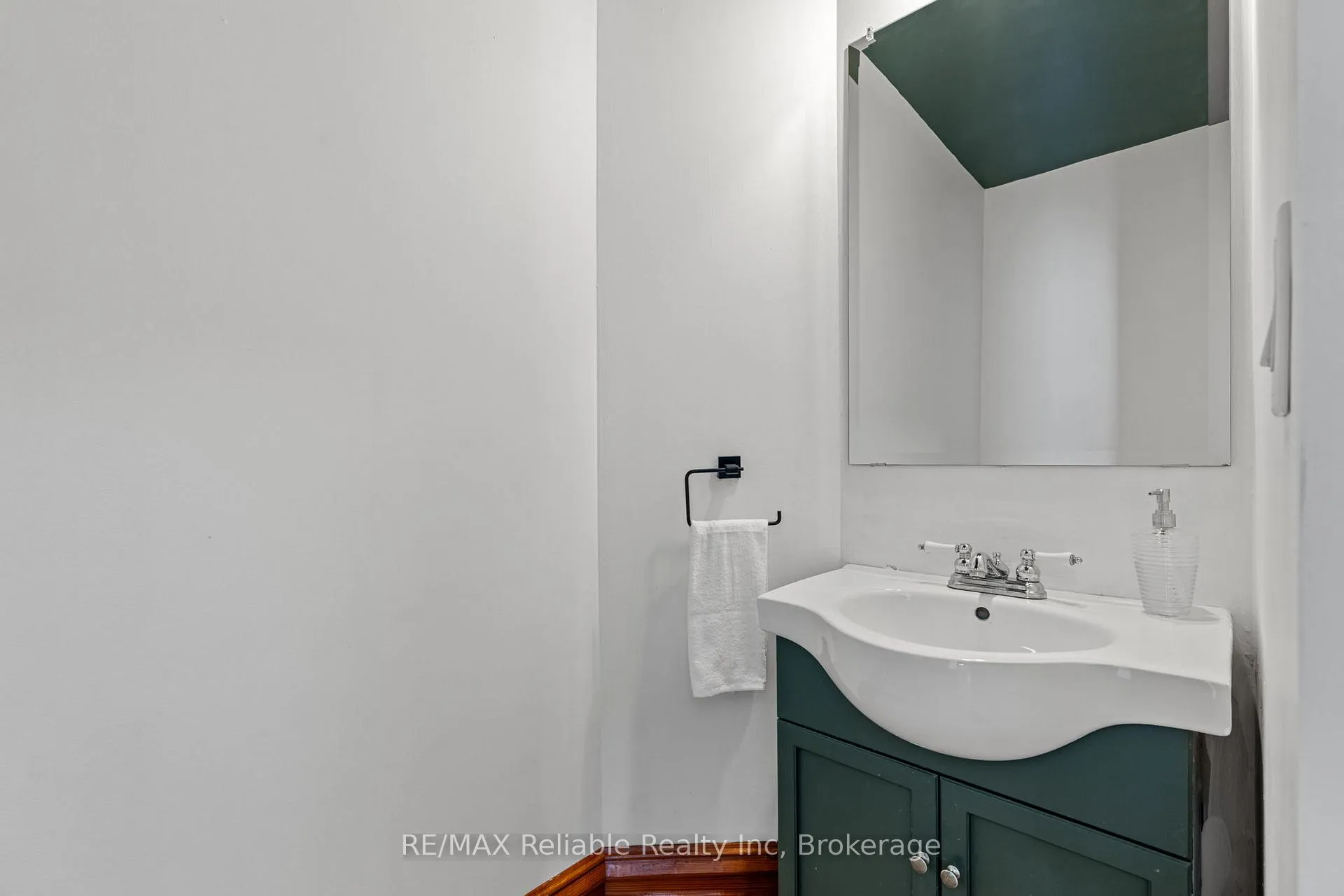 Photo 9 of 43497 Winthrop Road, Huron East, McKillop — HOMEH